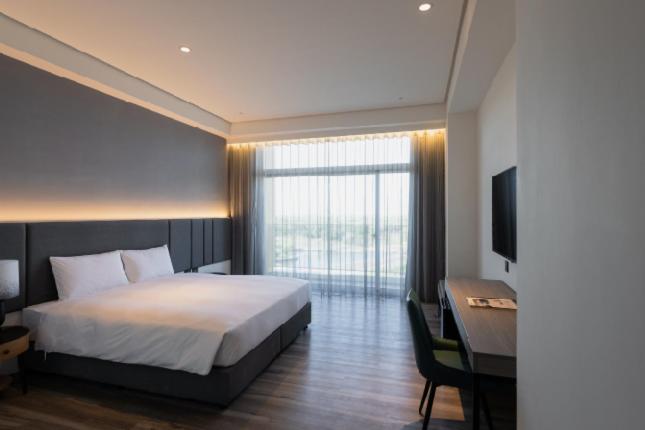 Double Room with Lake View - Photo 3