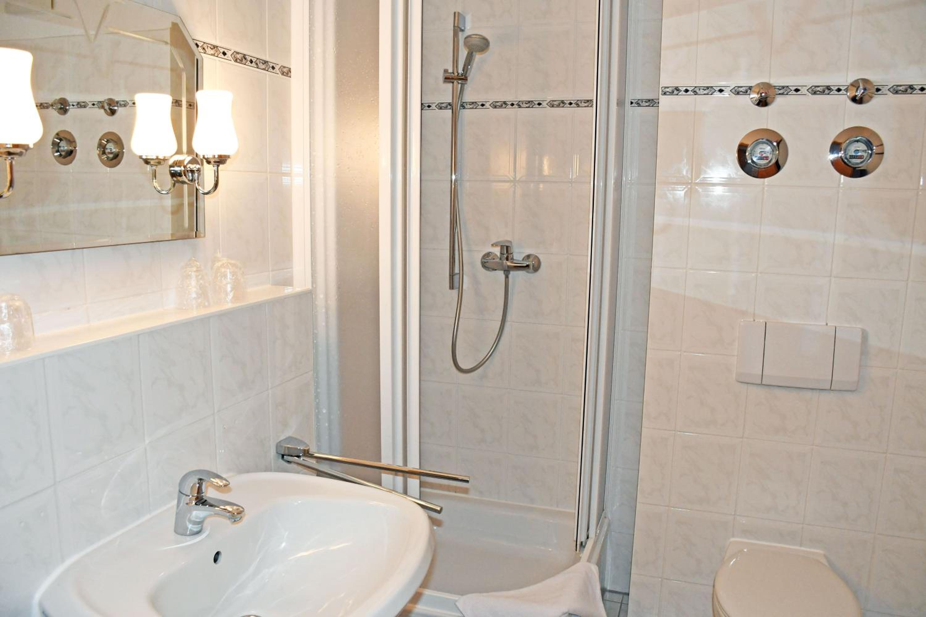 Two-Bedroom Apartment with Shower  photo 3