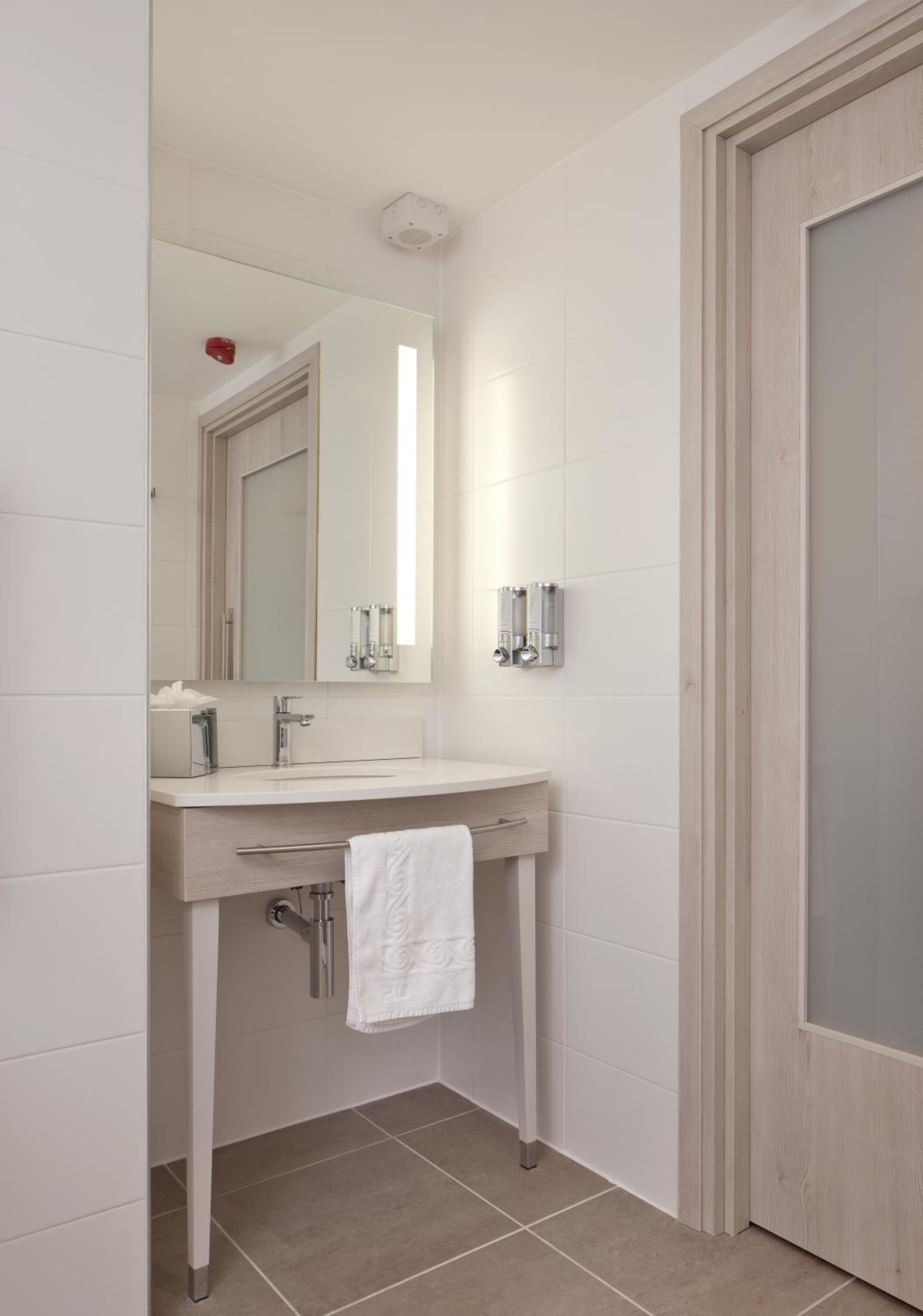 Queen Room - Accessible - Photo 4