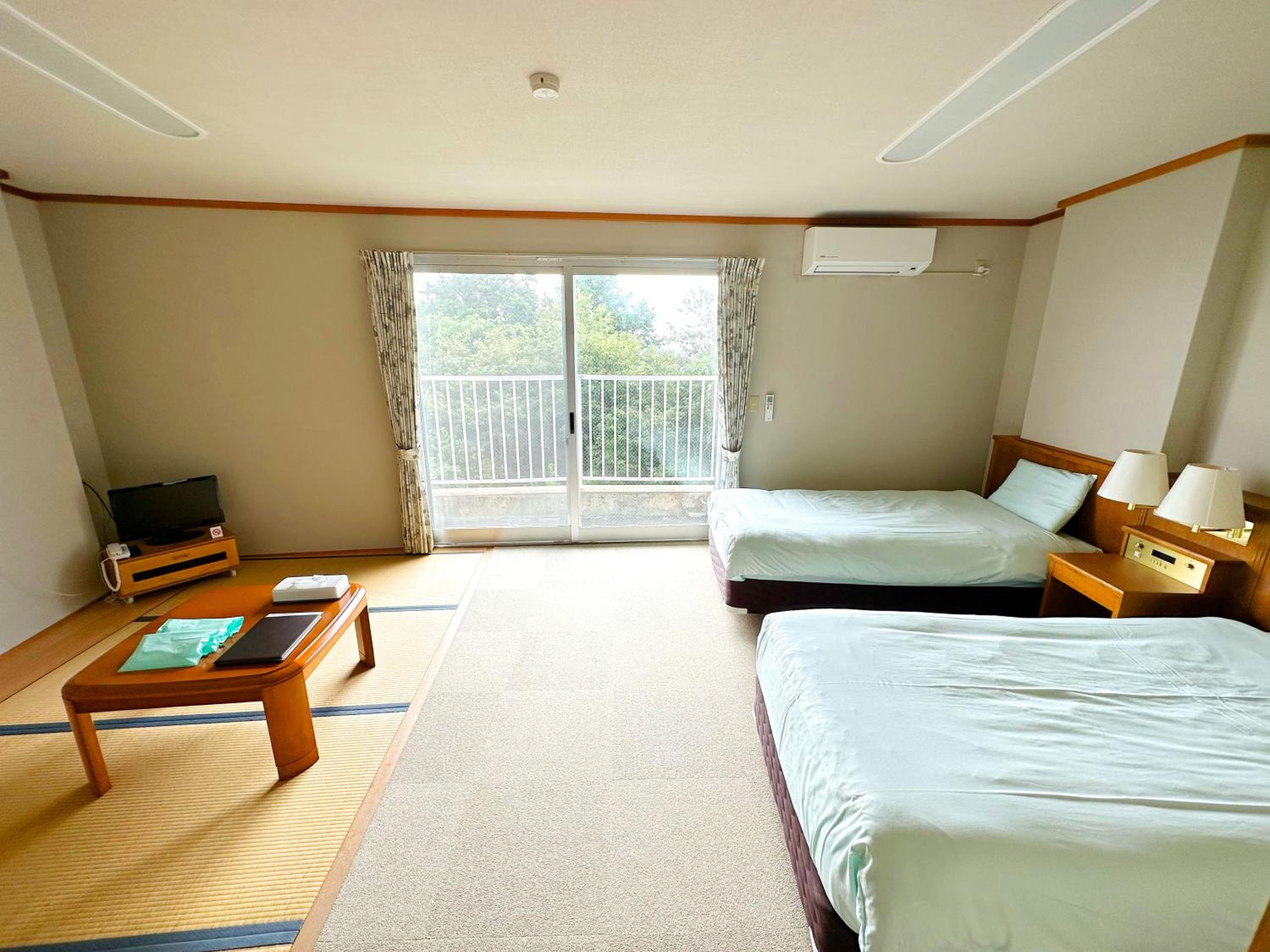 quadruple room with toilet photo 2