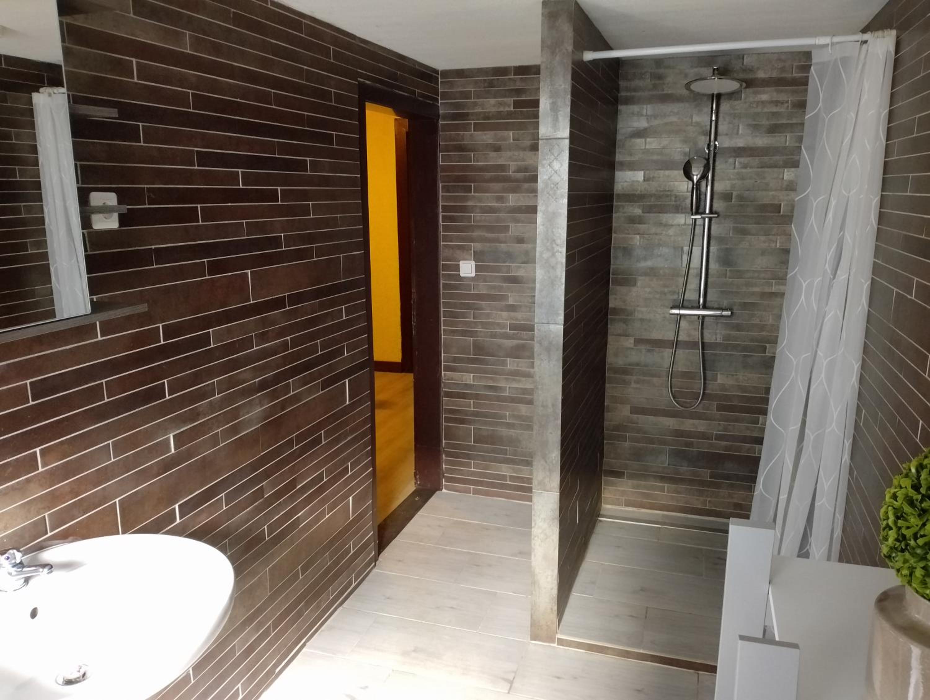Seven-Bedroom House photo 2