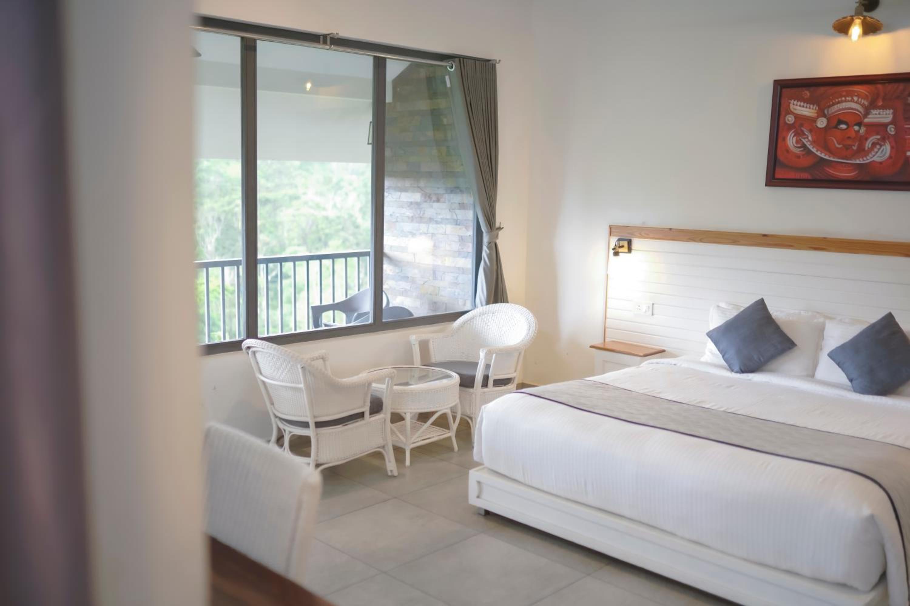 Deluxe Double Room with Balcony photo 2