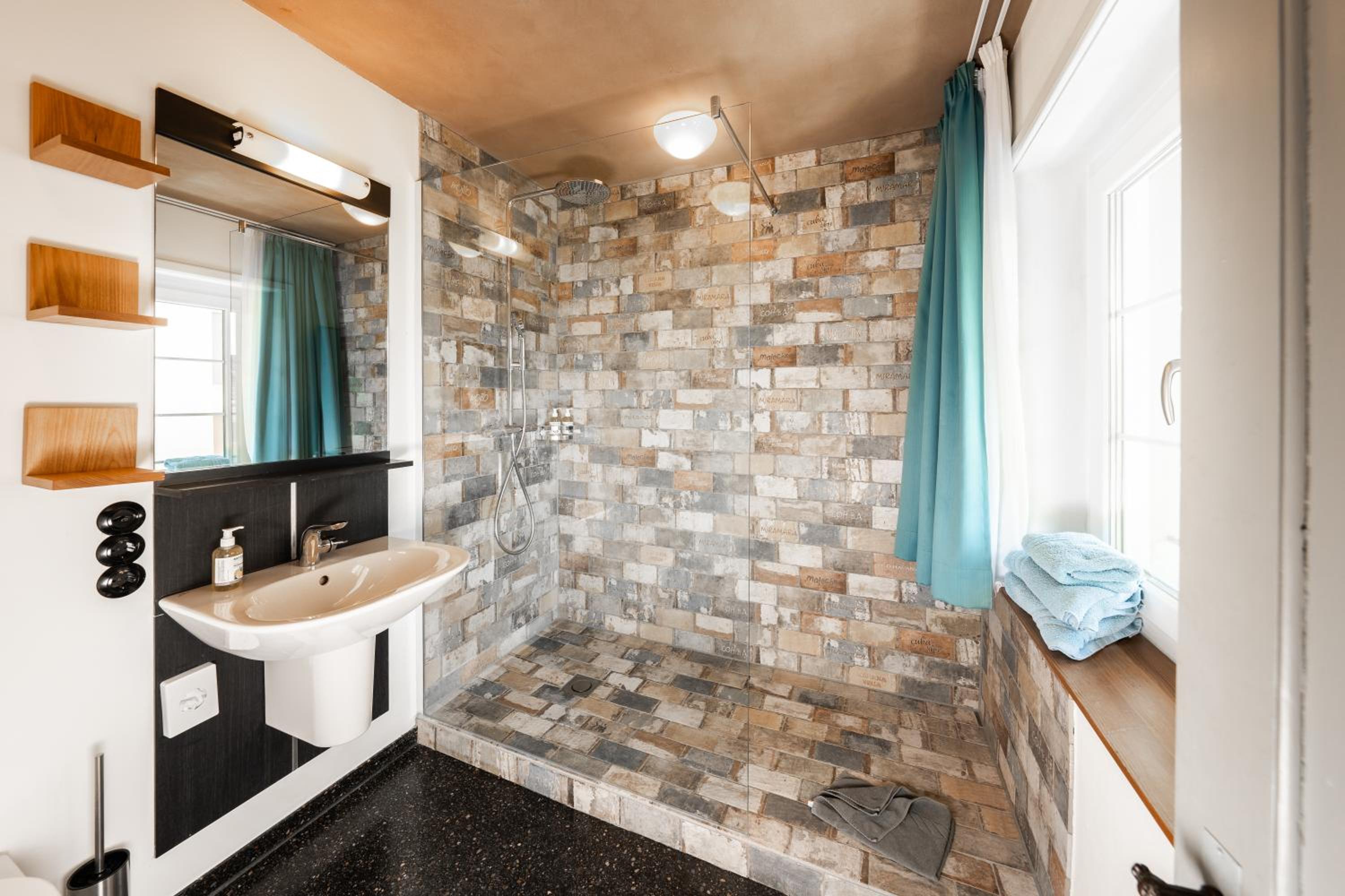 Superior Double Room with Side Lake View - Photo 3