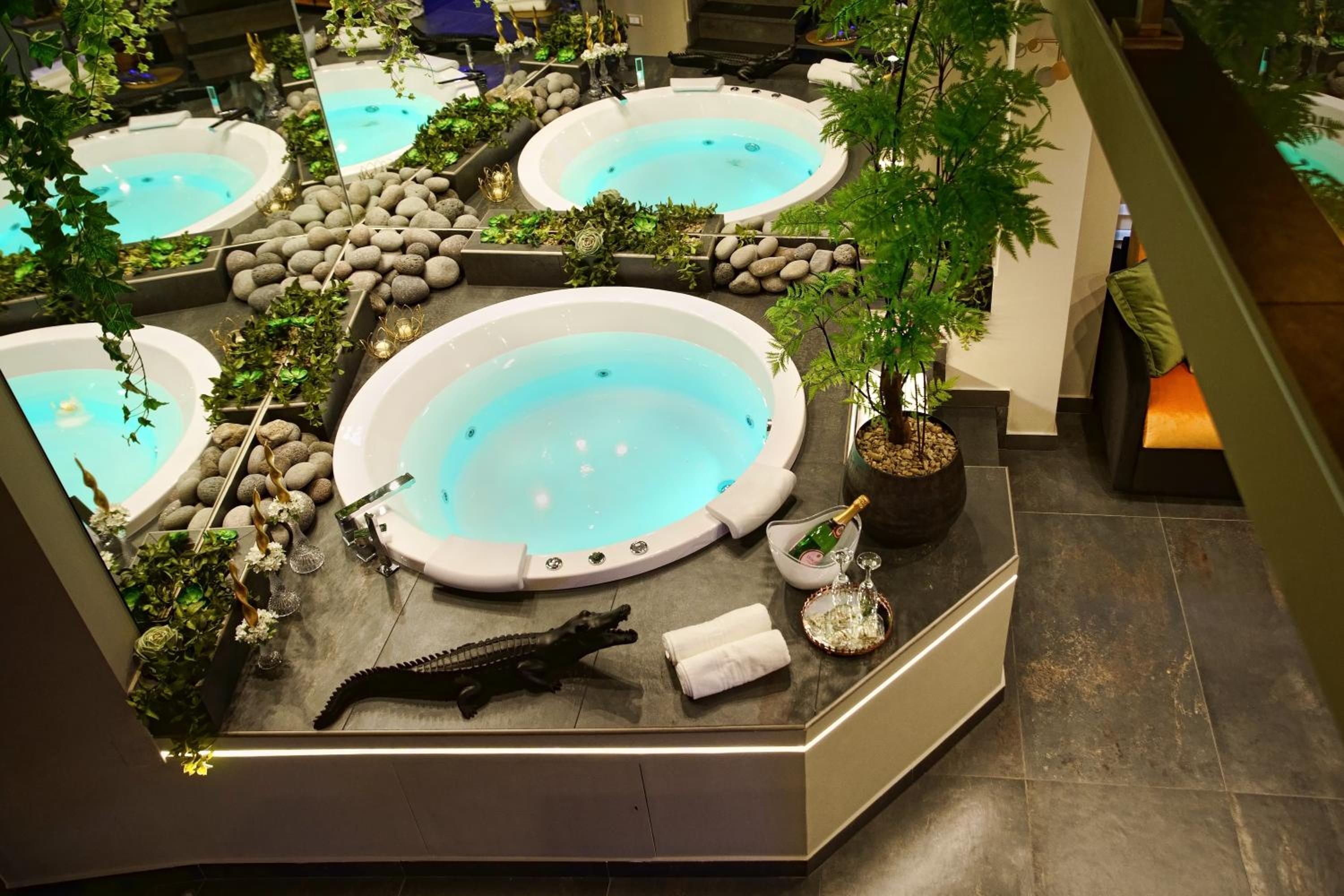 Deluxe Suite with Spa Bath - Photo 2