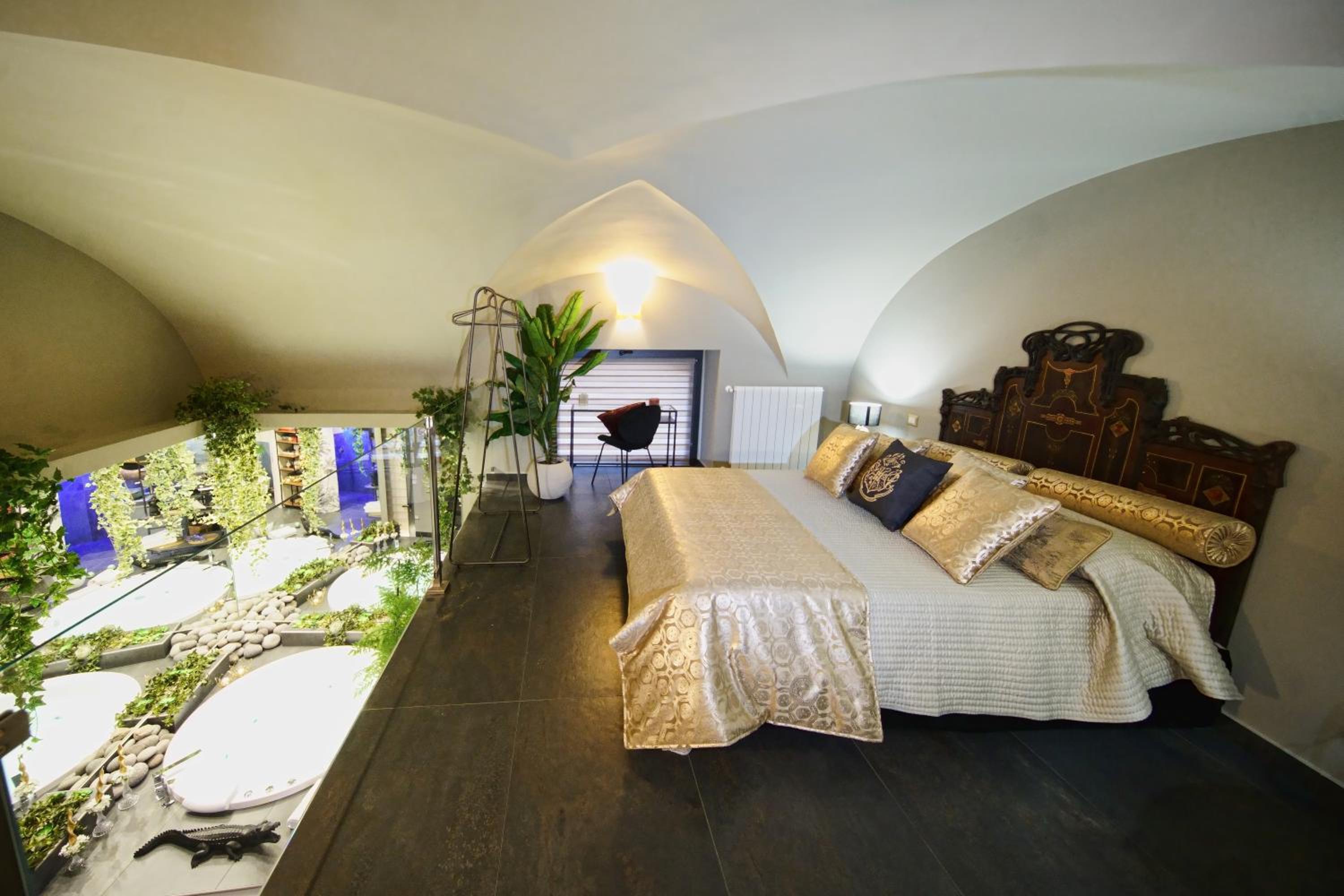 Deluxe Suite with Spa Bath - Photo 16