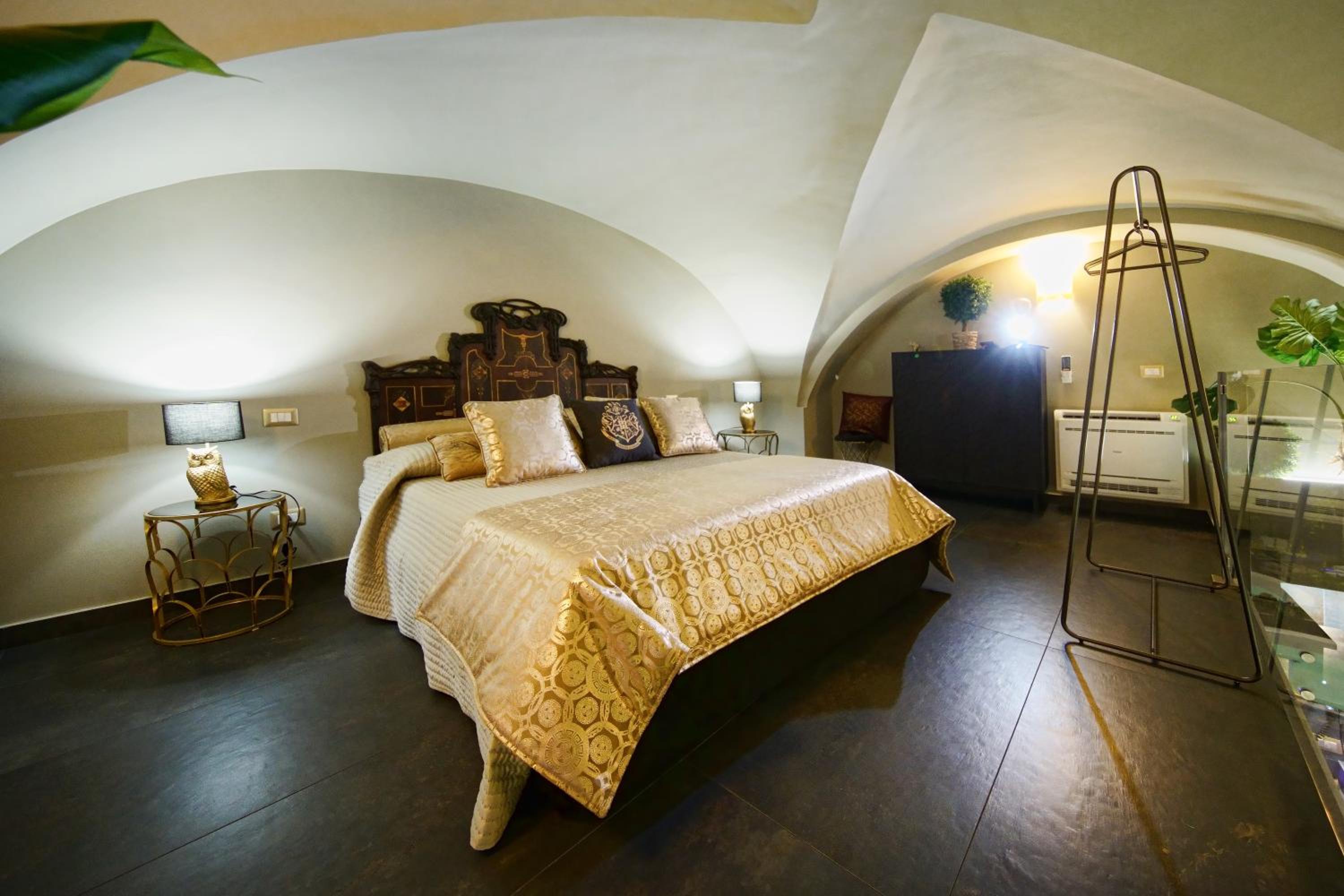 Deluxe Suite with Spa Bath - Photo 9