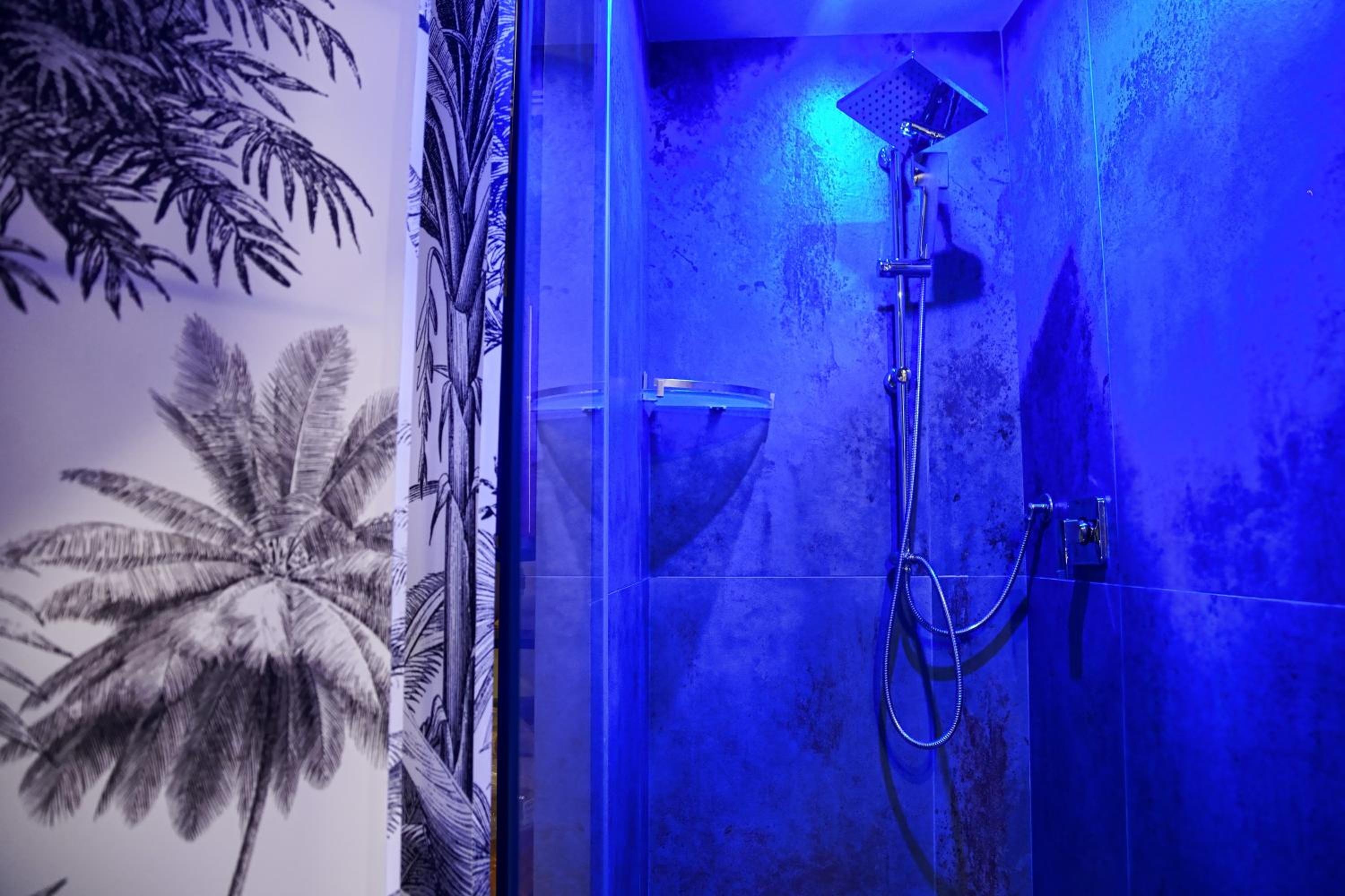 Deluxe Suite with Spa Bath - Photo 8