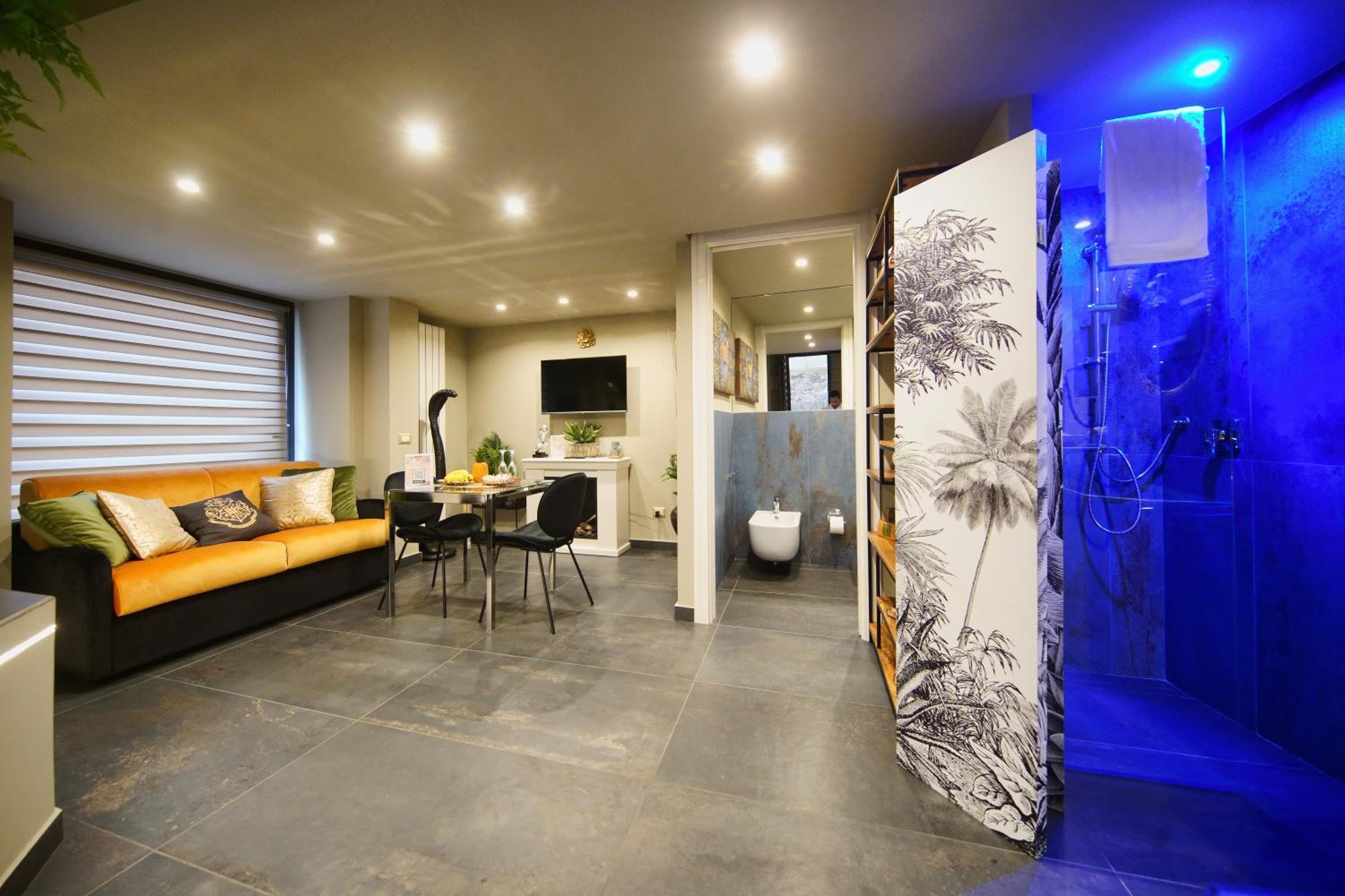 Deluxe Suite with Spa Bath - Photo 4