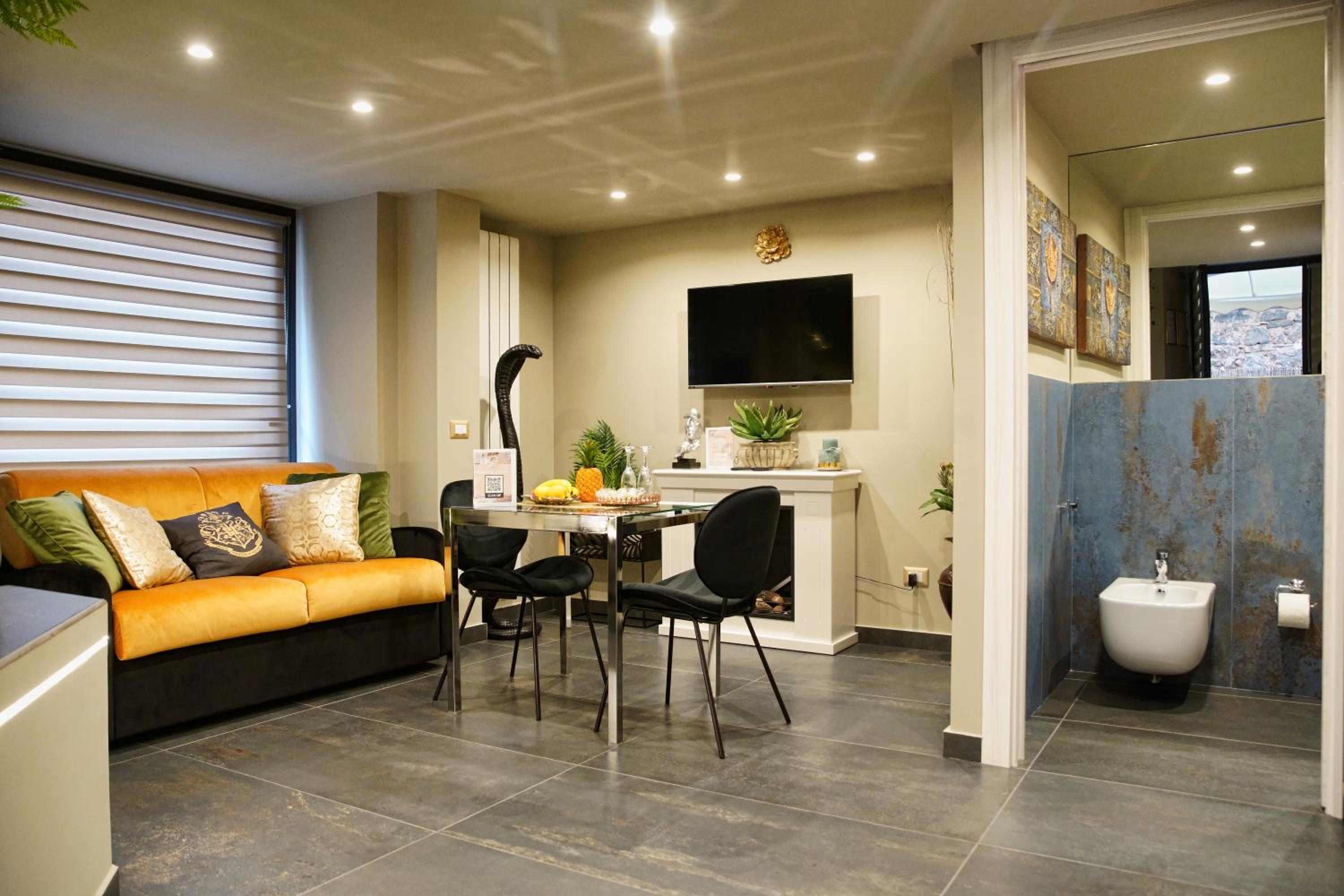Deluxe Suite with Spa Bath - Photo 5