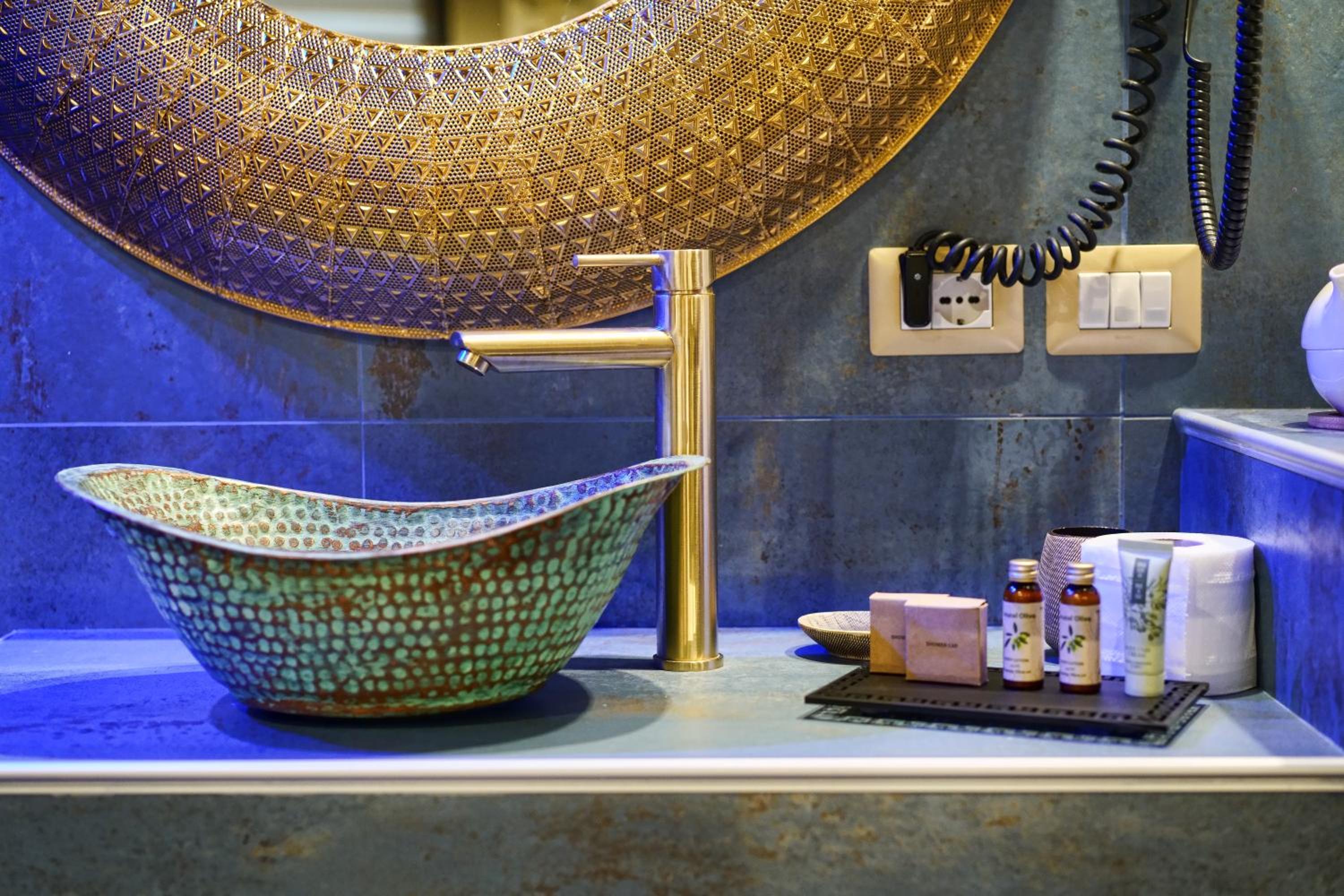 Deluxe Suite with Spa Bath - Photo 29