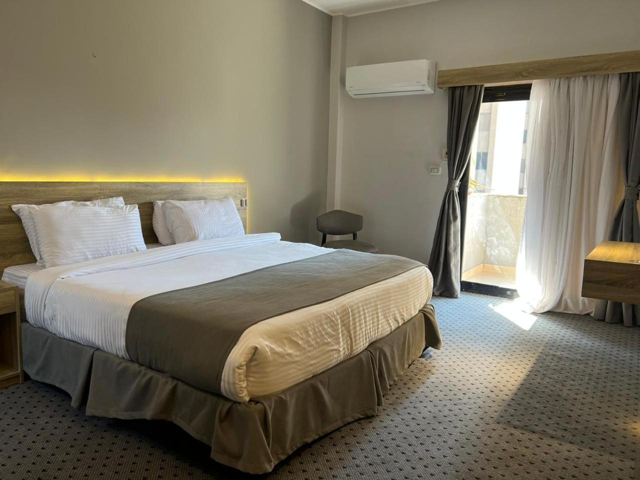 Superior Double Room thumbnail 5