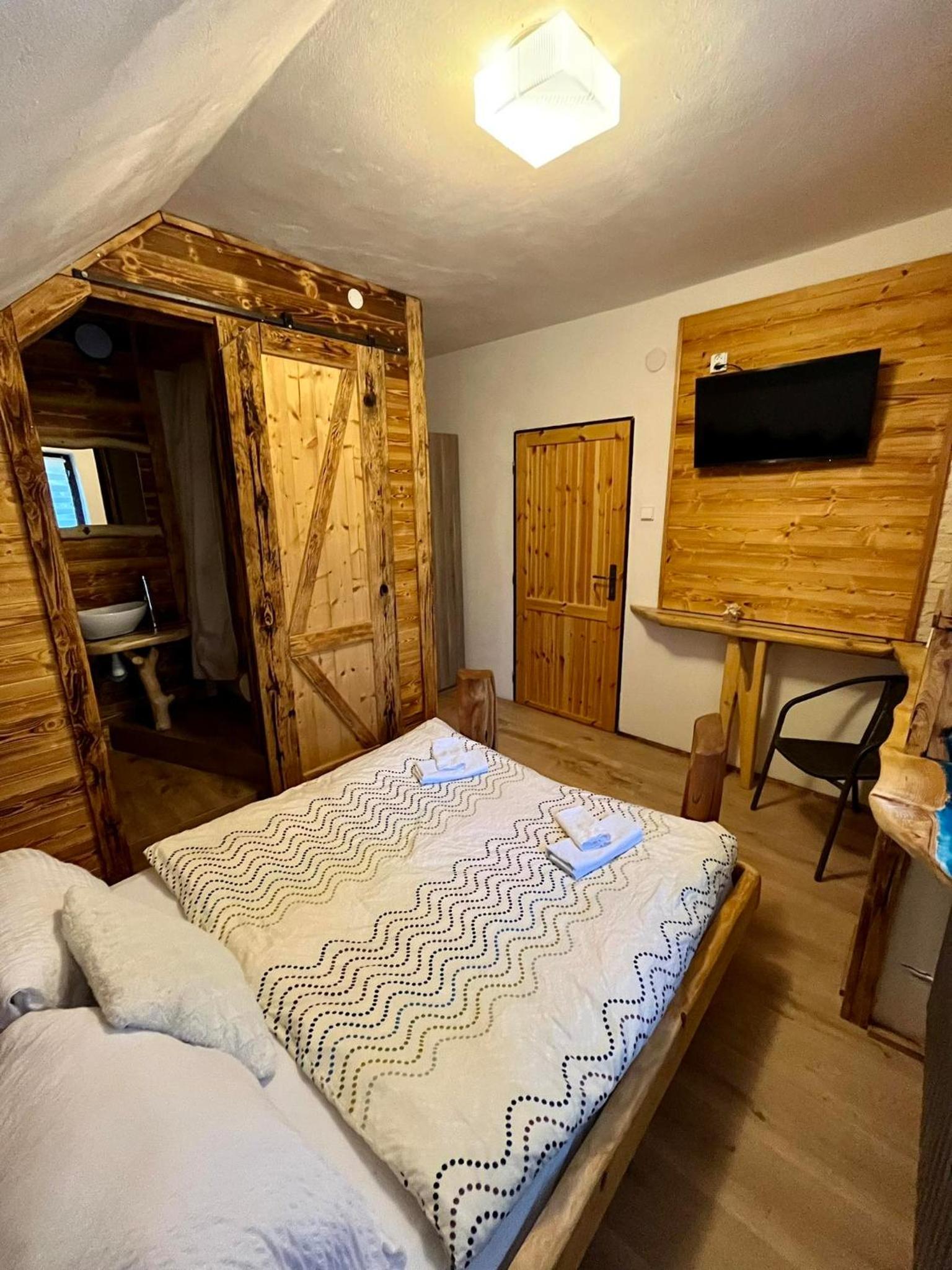 Double Room with Private Bathroom photo 2