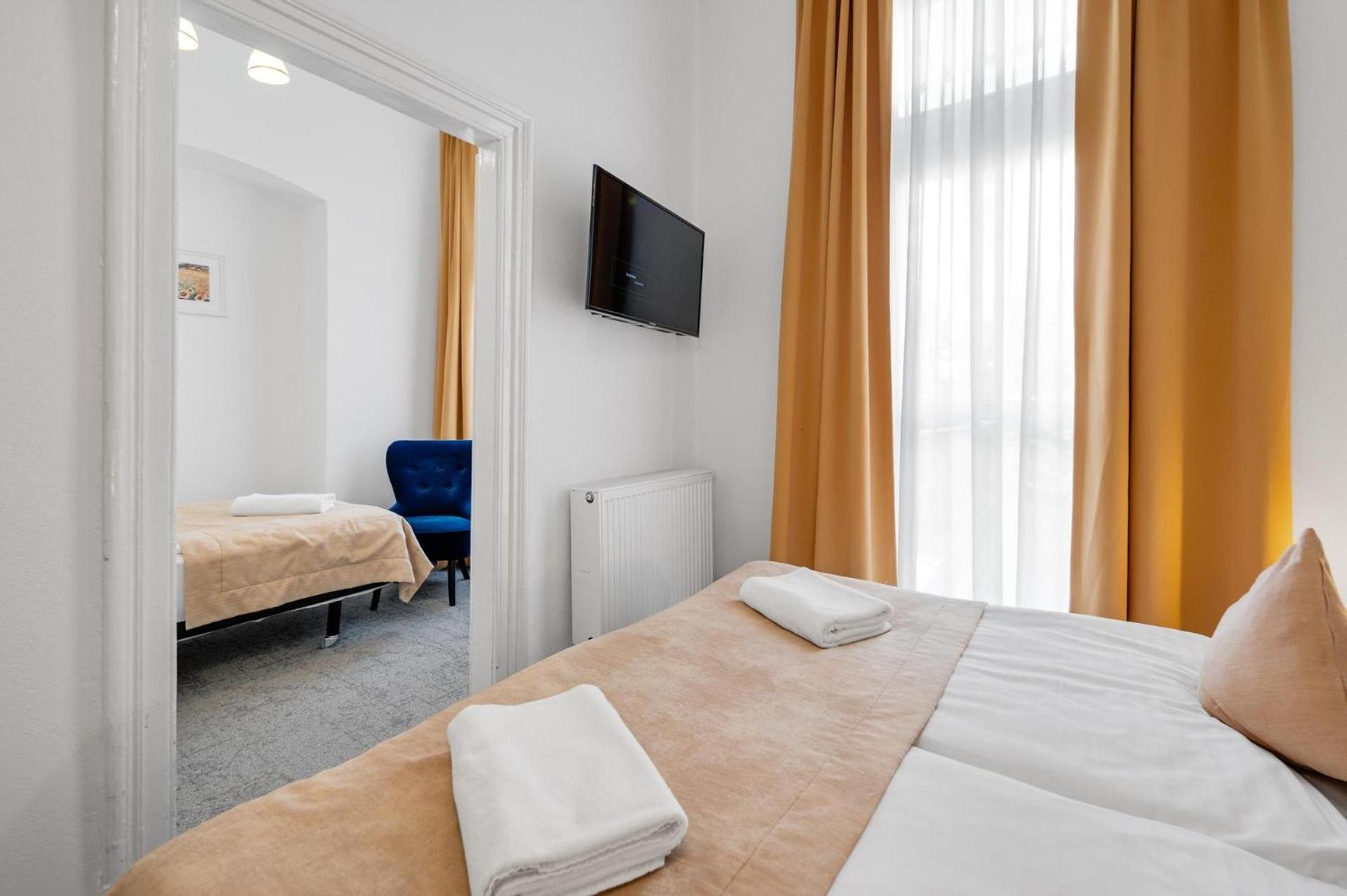Triple Room with Balcony - Photo 6