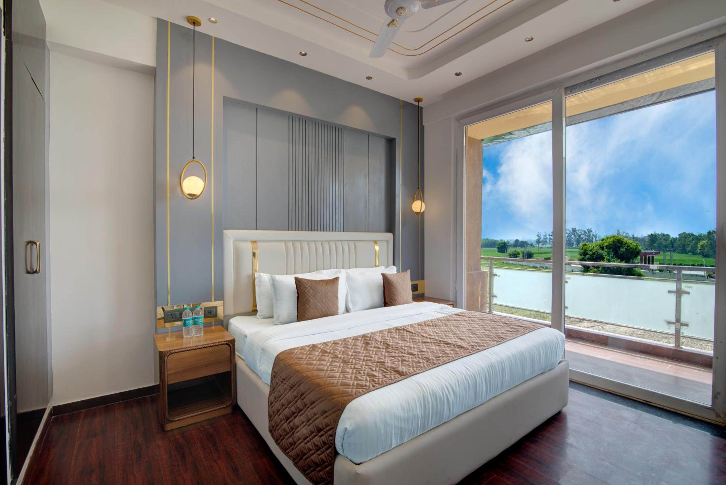 Suite Rooms with Bathtub