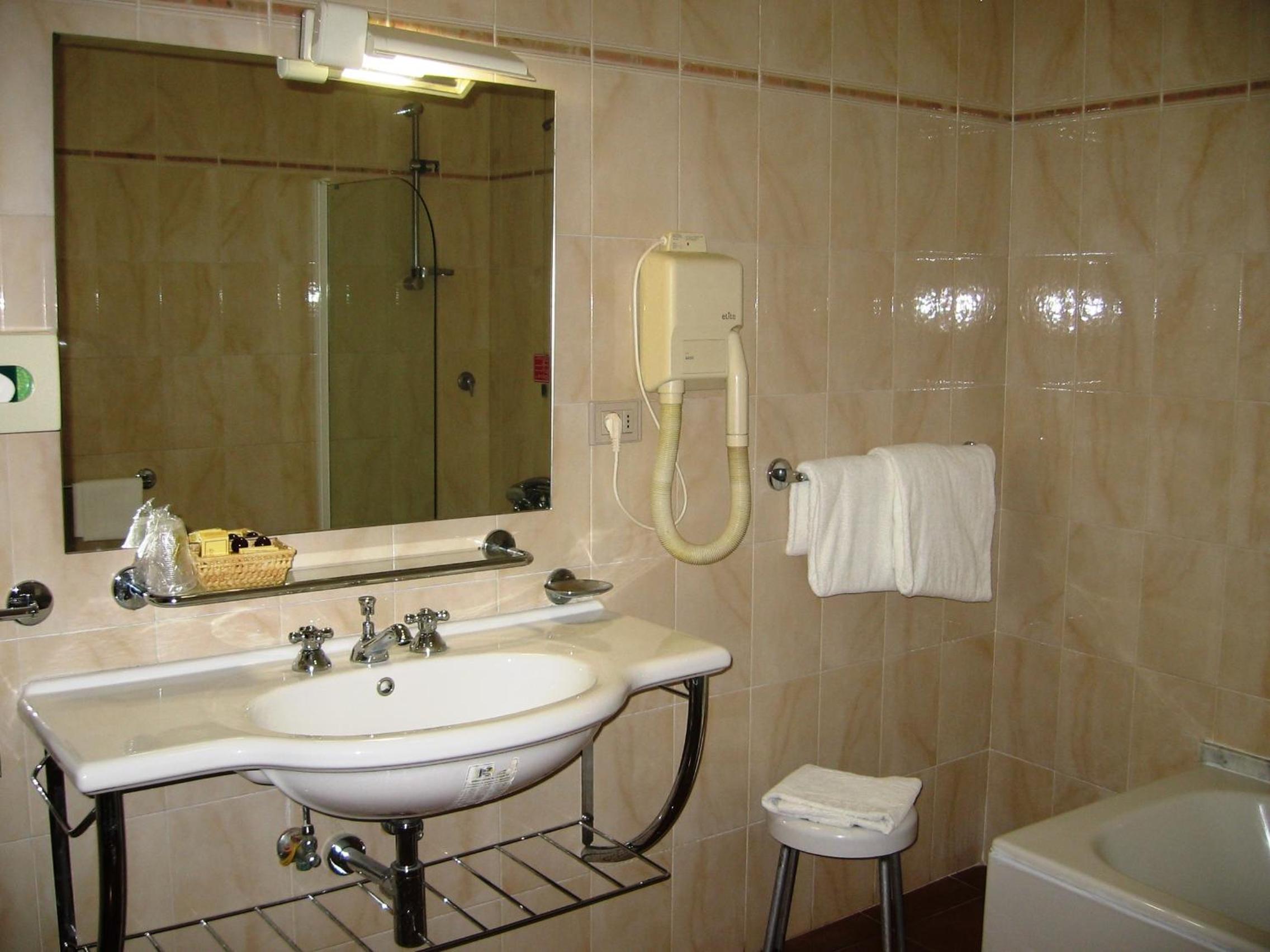 Quadruple Room - Photo 3