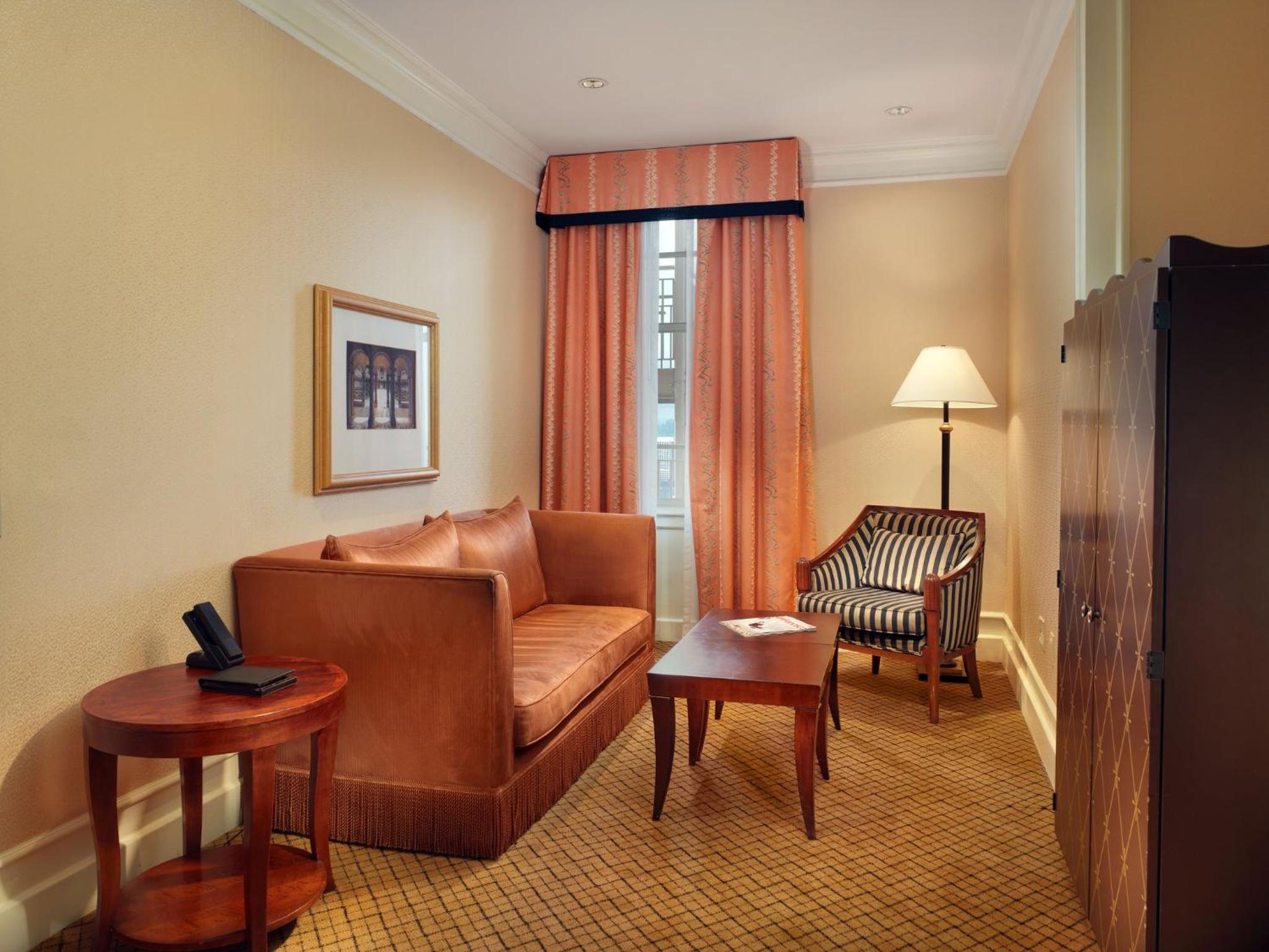 Junior King Suite - Photo 14
