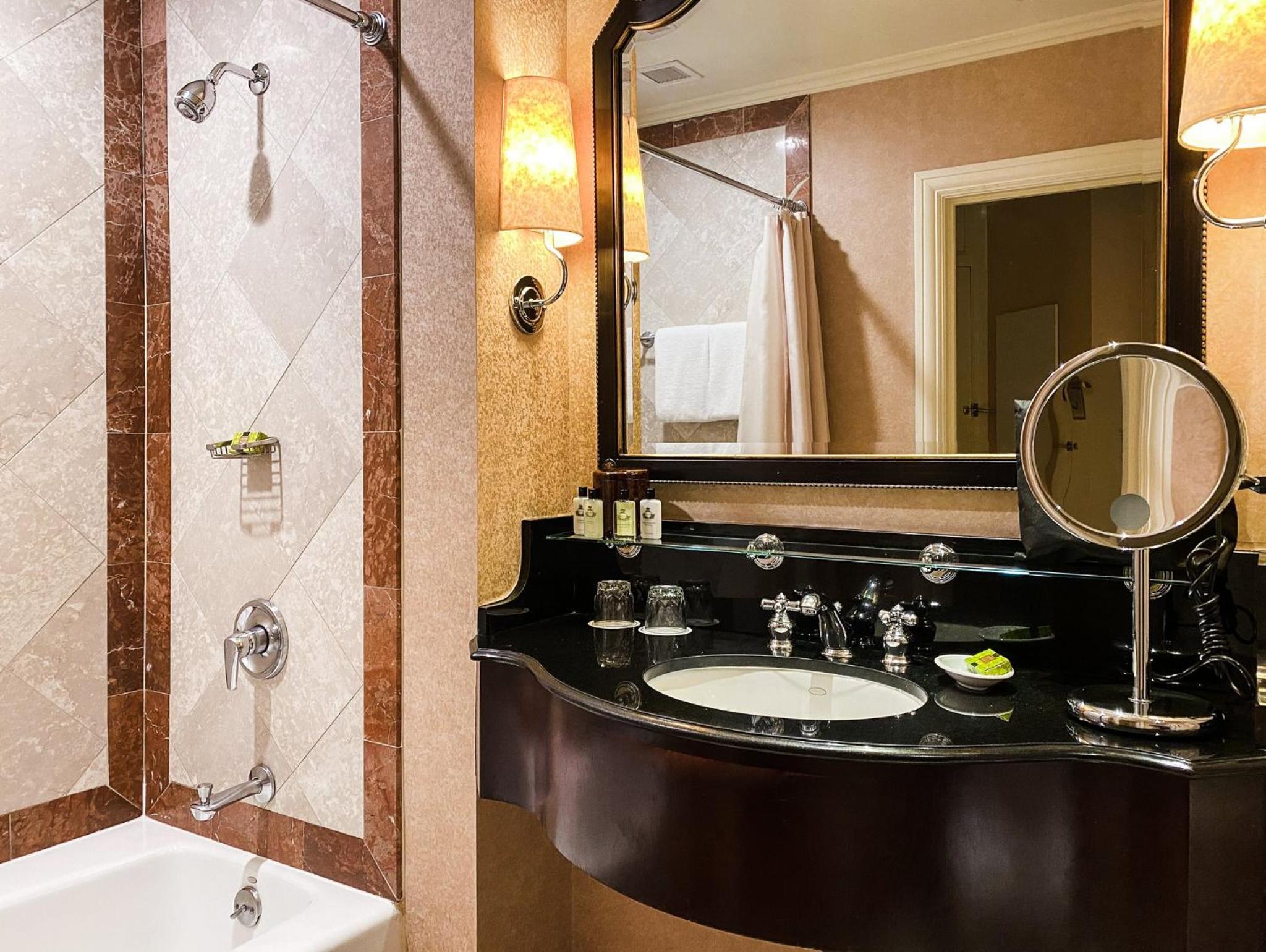 Classic King Room with Golden Gate Bridge View - Photo 5