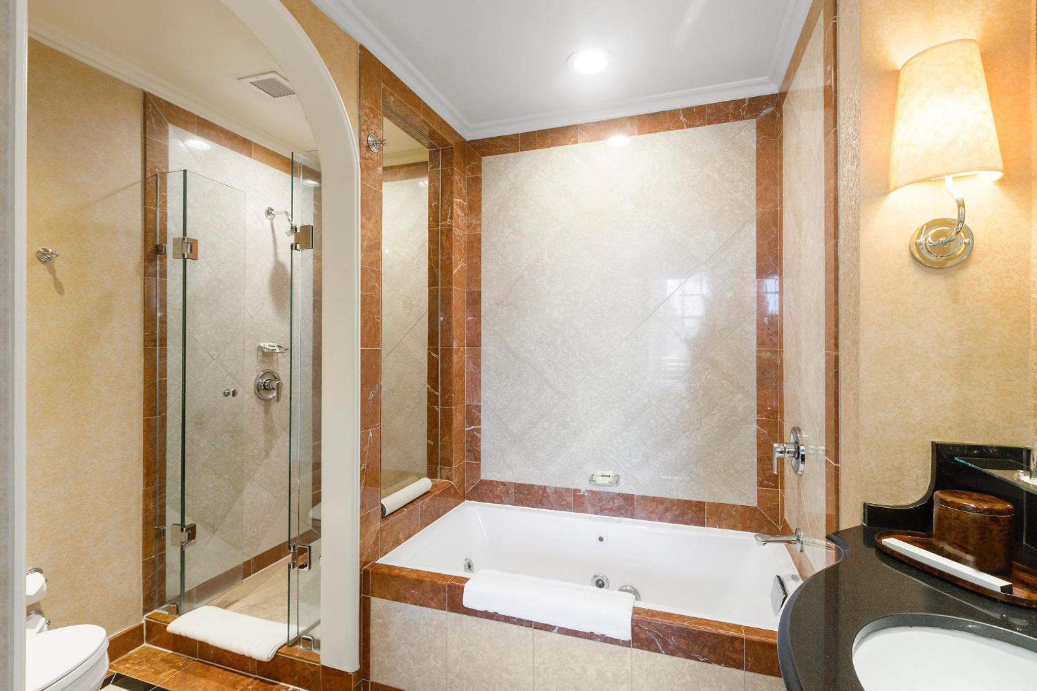 One-Bedroom Suite with Sunroom Access thumbnail 5