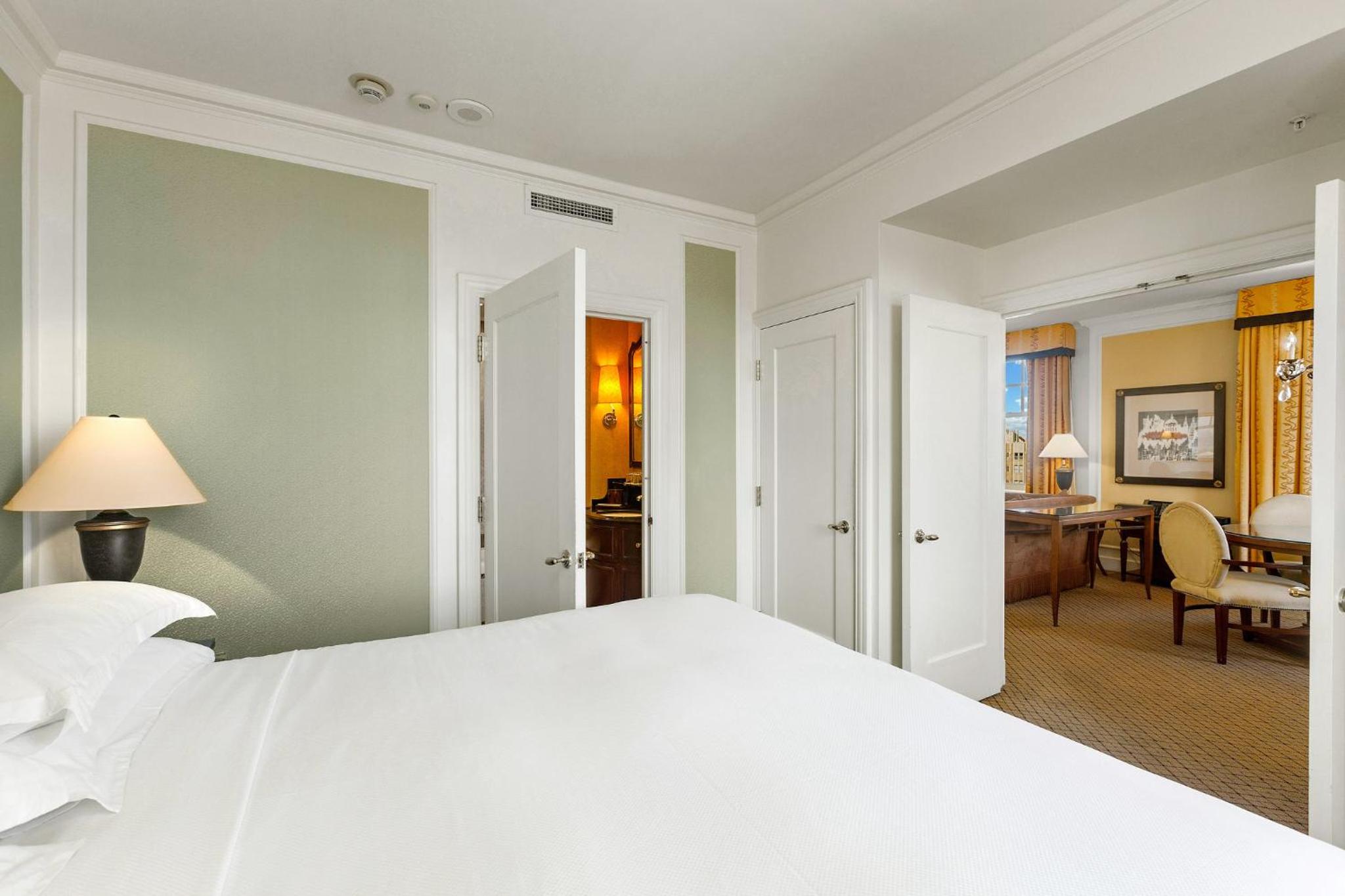 One-Bedroom Suite with Dining Area