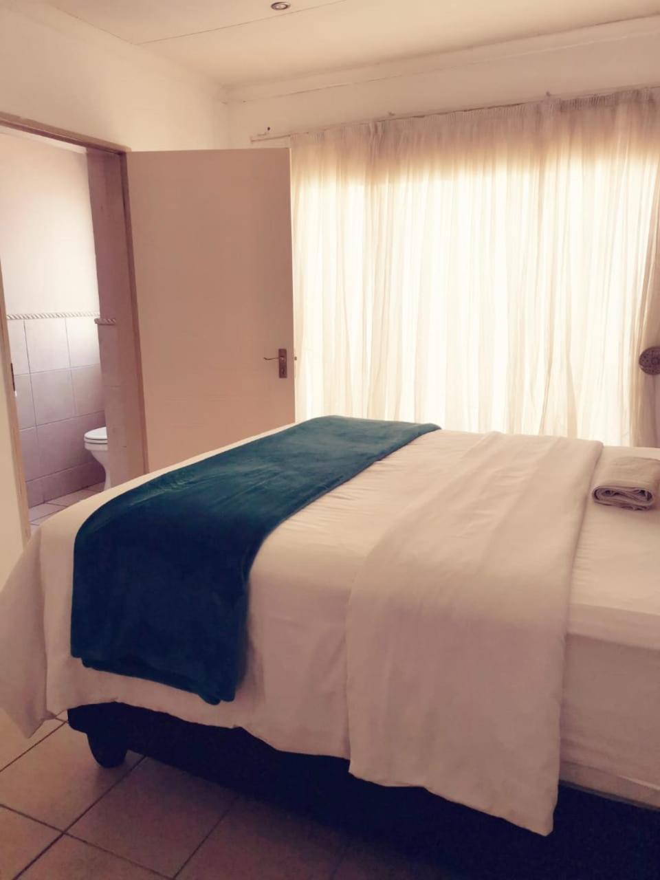 Double Room with Shared Bathroom photo 3
