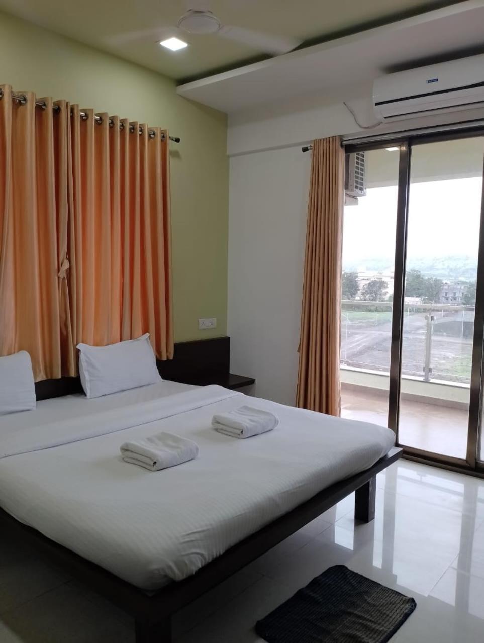 Deluxe Double Room (2 Adults + 1 Child)