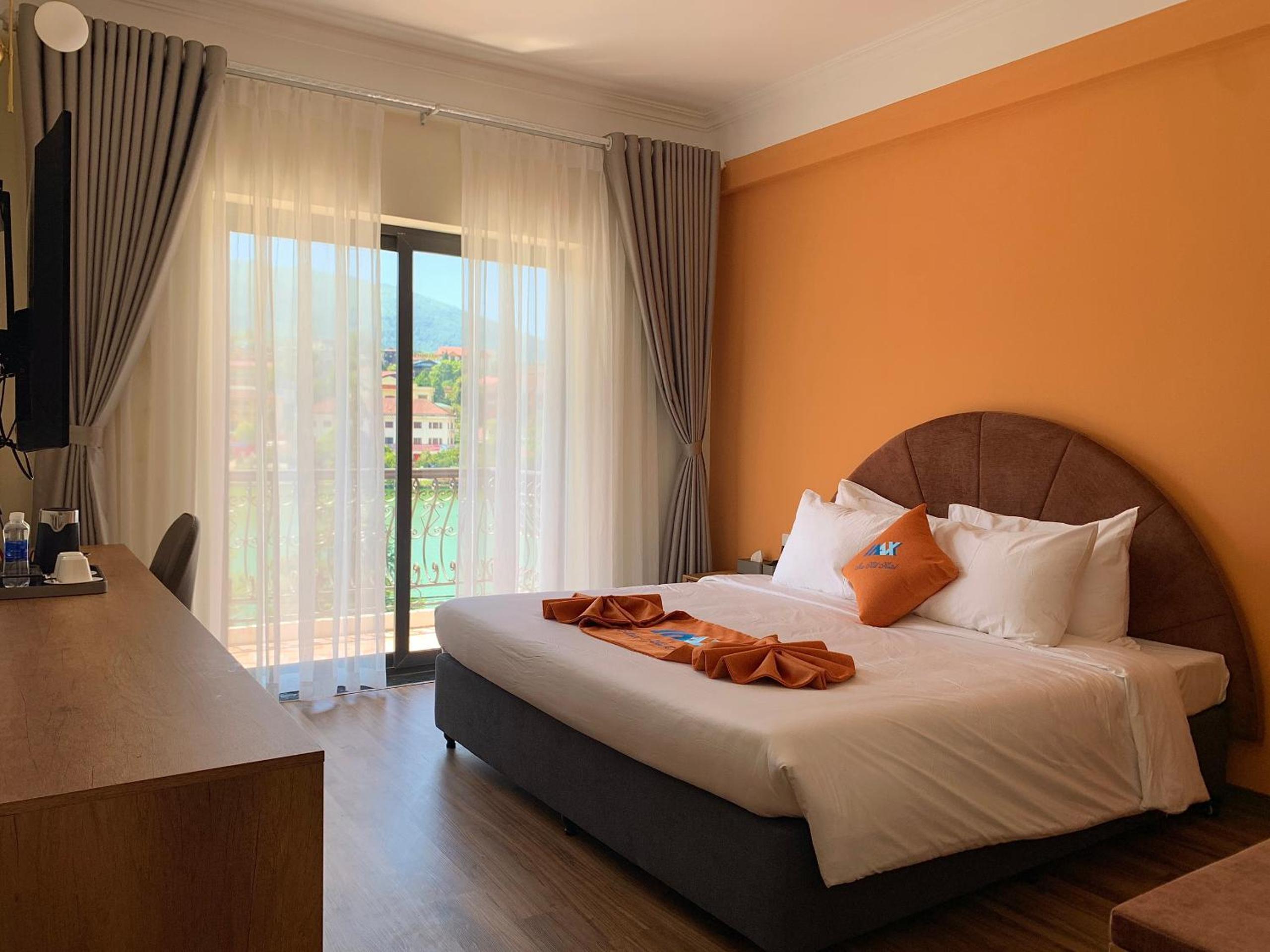 Double Room with Lake View - Photo 28
