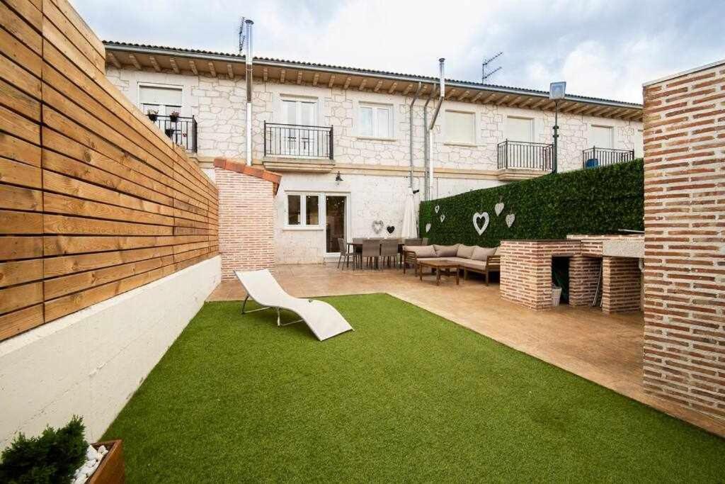 Four-Bedroom House - Photo 8
