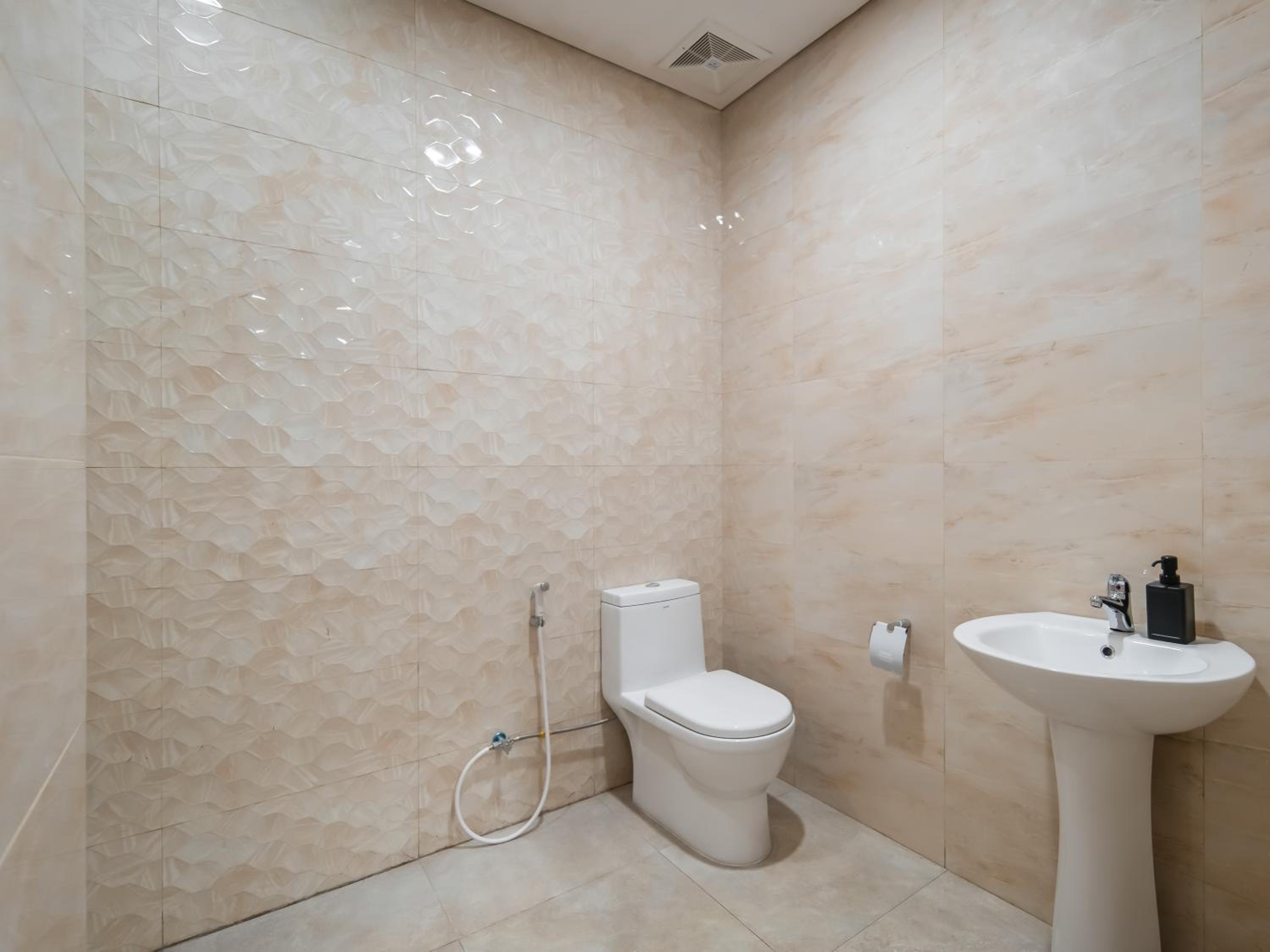 Standard King Room - Photo 8