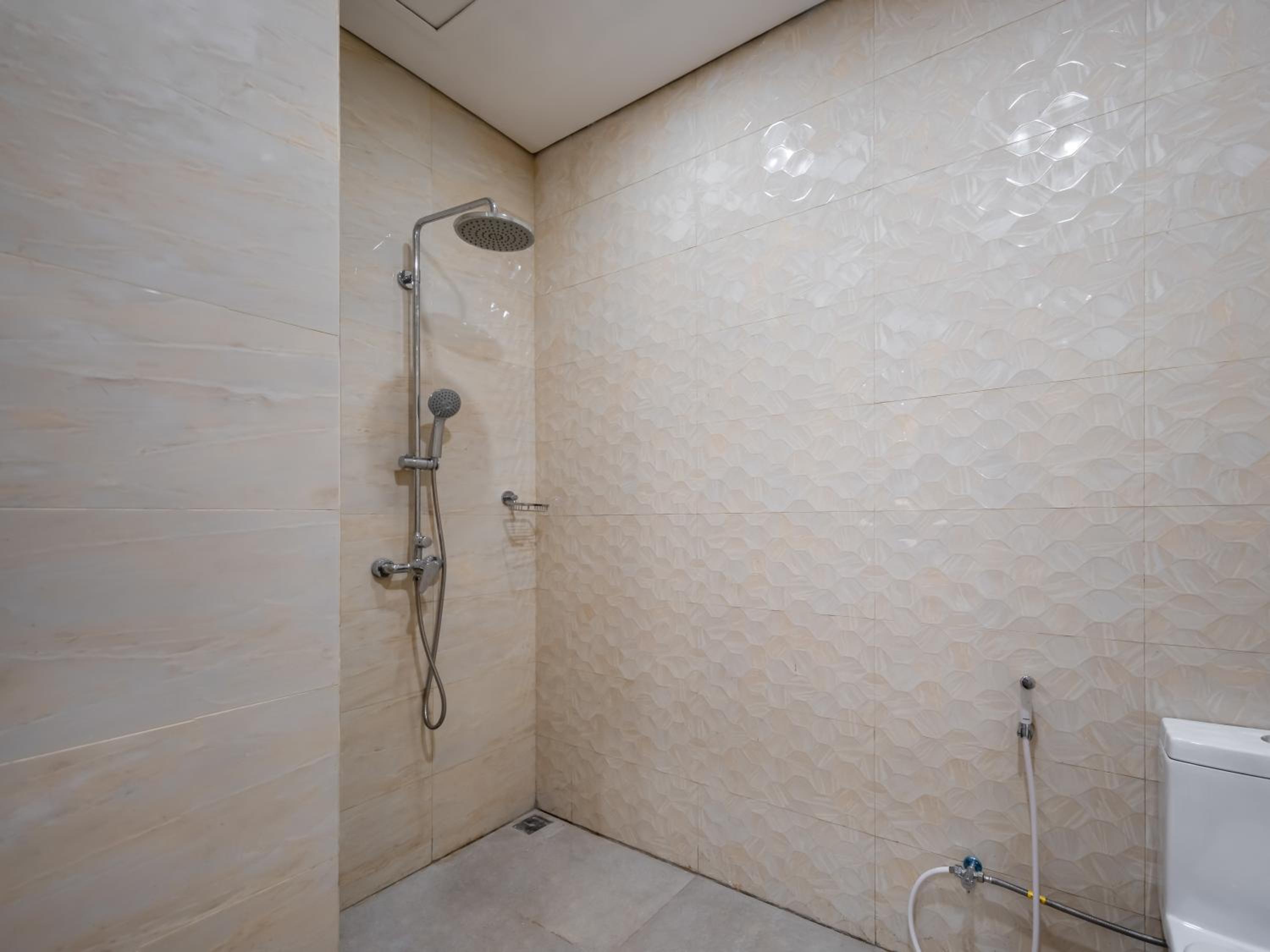 Standard King Room - Photo 9