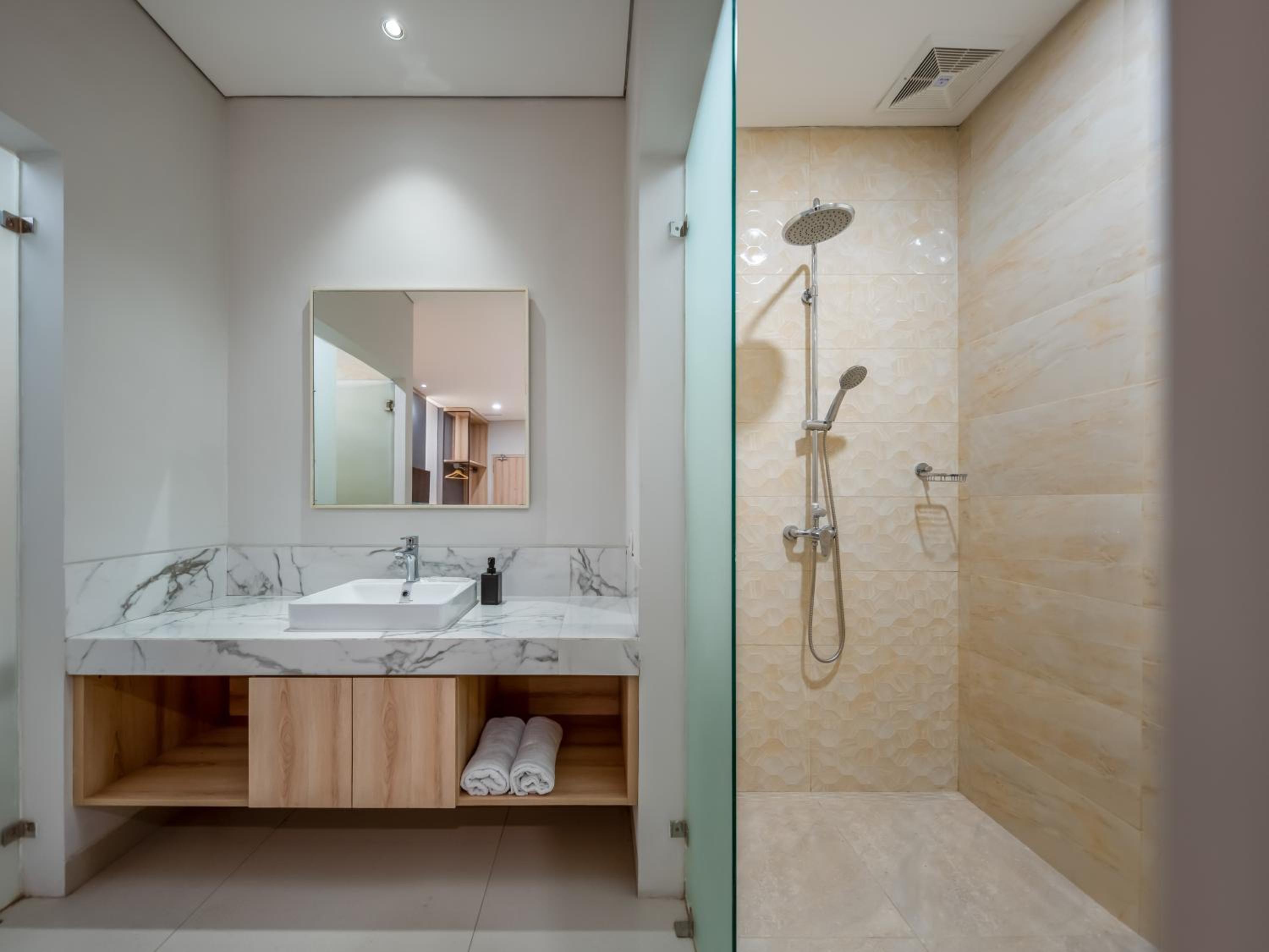 Standard King Room - Photo 10