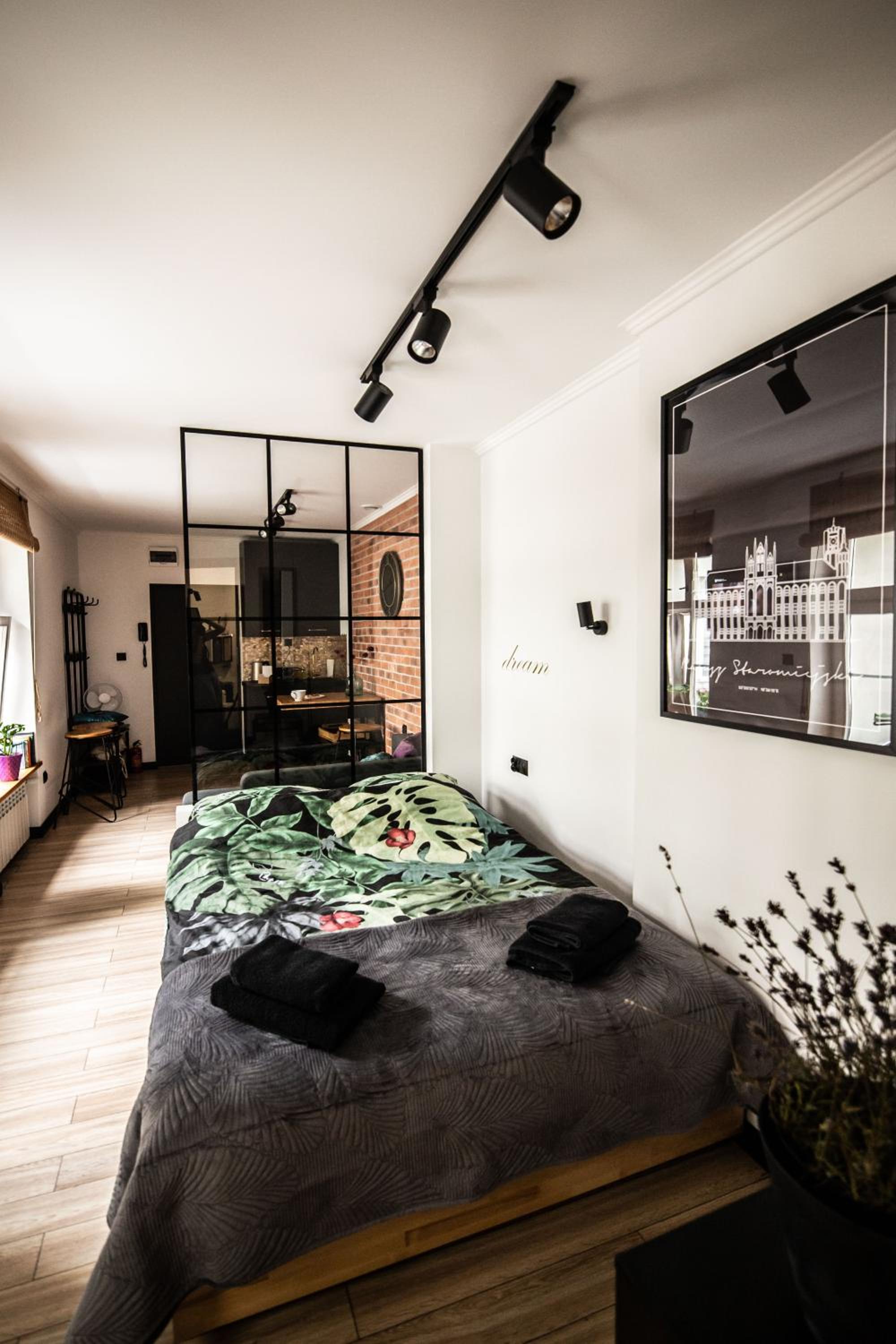 One-Bedroom Apartment - Photo 5