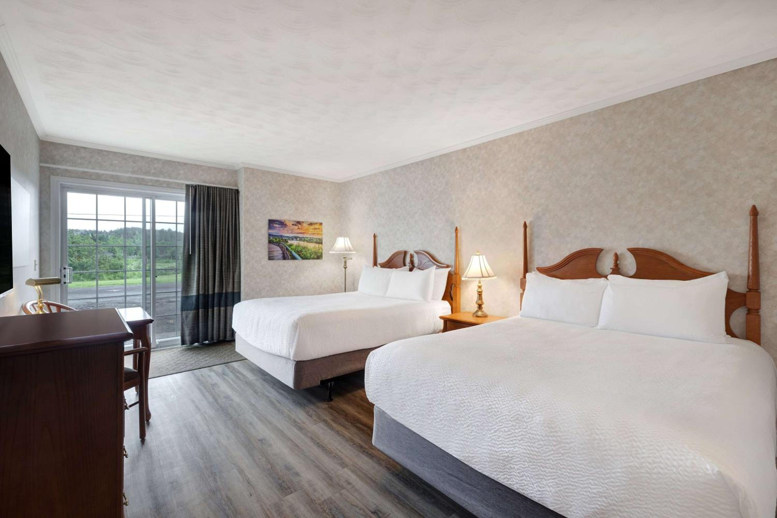 Queen Room with Two Queen Beds and Sofa Bed - Non-Smoking photo 3