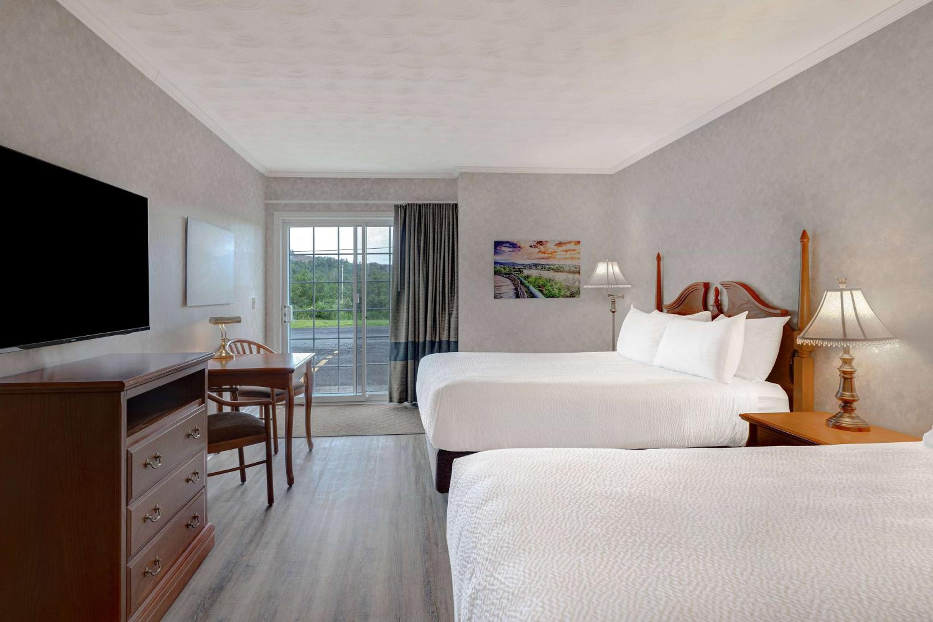 Queen Room with Two Queen Beds and Drive-Up - Non-Smoking - Photo 4
