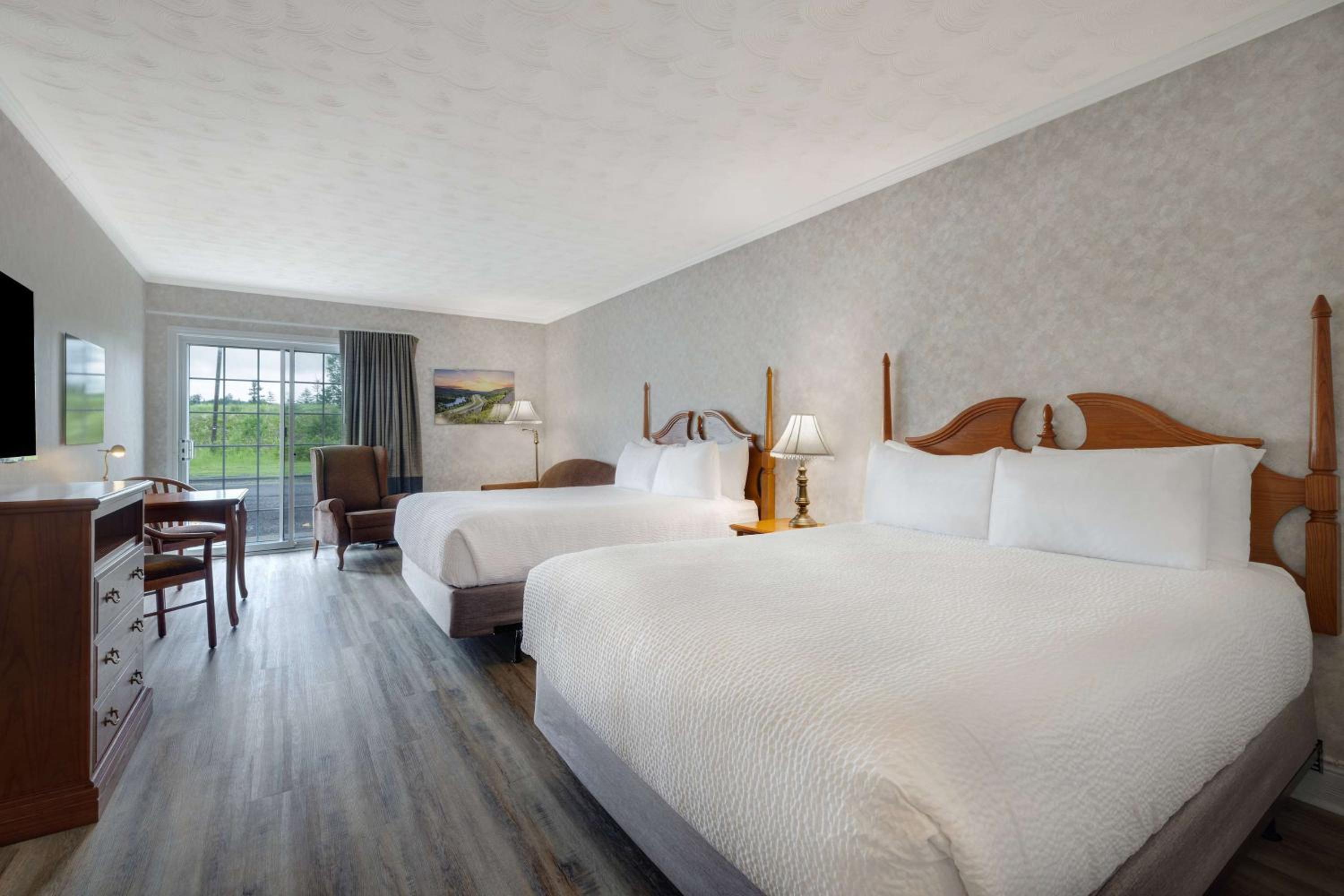 Queen Room with Two Queen Beds and Bath Tub - Mobility Accessible/Non-Smoking photo 1