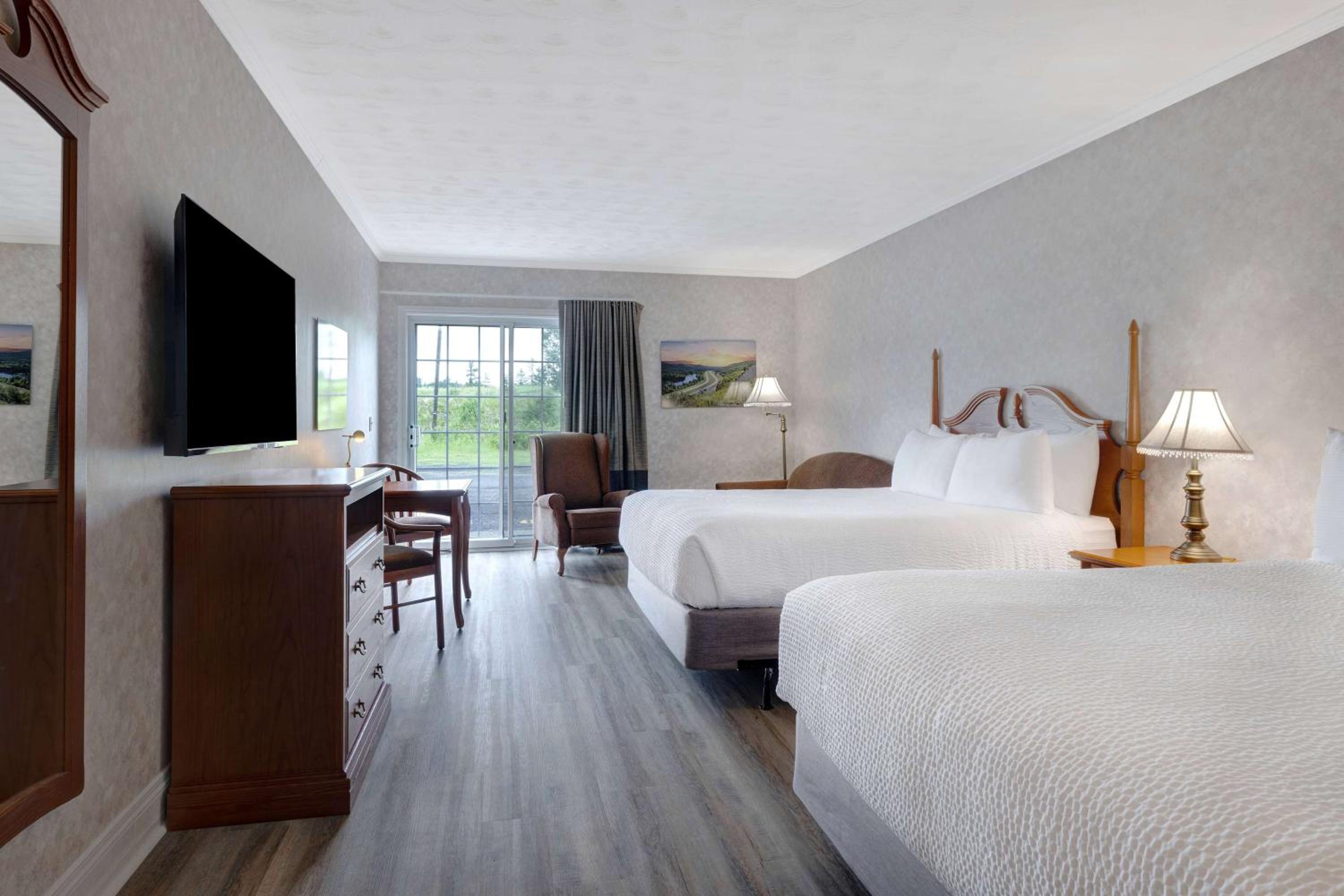 Queen Room with Two Queen Beds and Bath Tub - Mobility Accessible/Non-Smoking photo 2