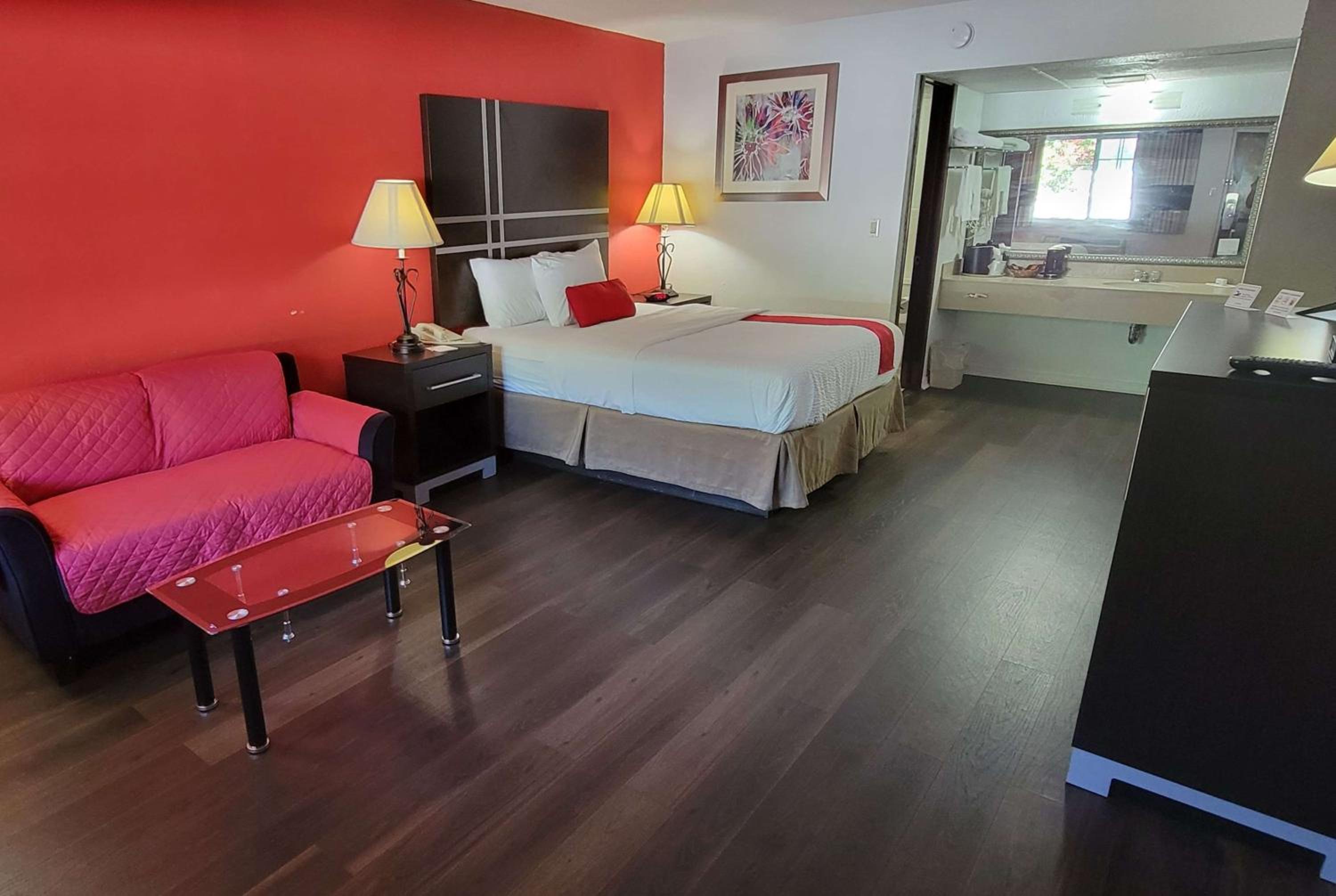 Queen Room - Pet Friendly/Non-Smoking - Photo 1