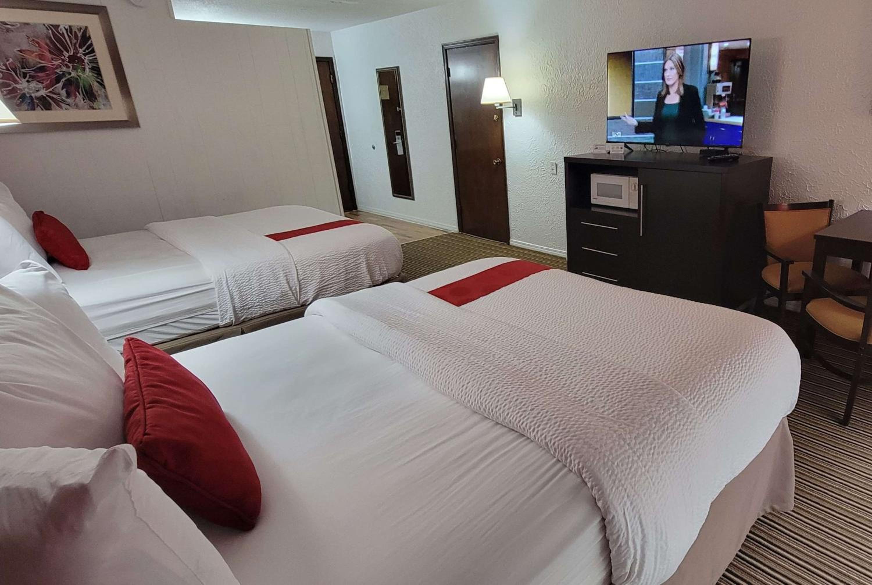 Queen Room with Two Queen Beds - Second Floor/Non-Smoking - Photo 1