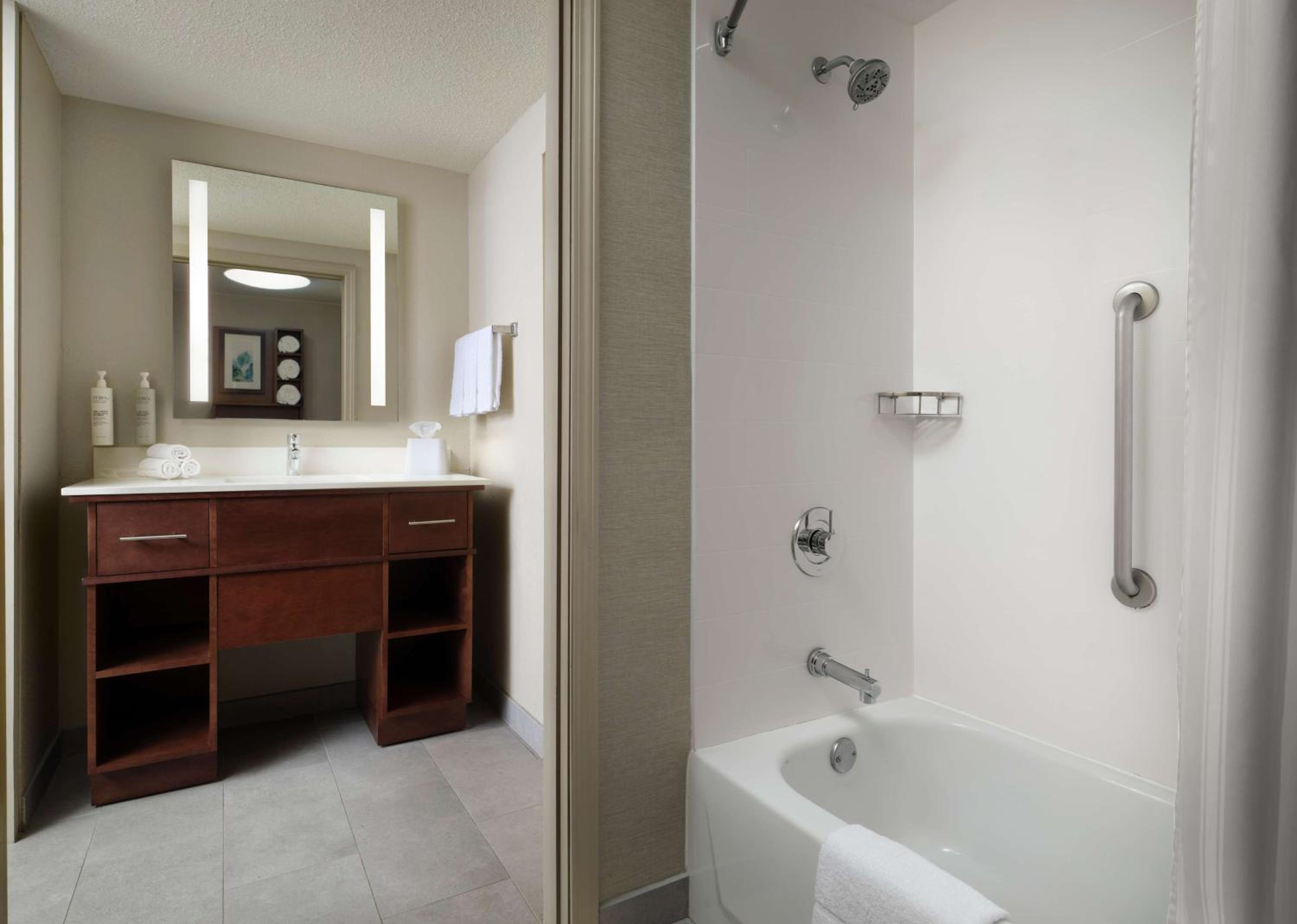 One-Bedroom King Suite - Non-Smoking - Photo 6