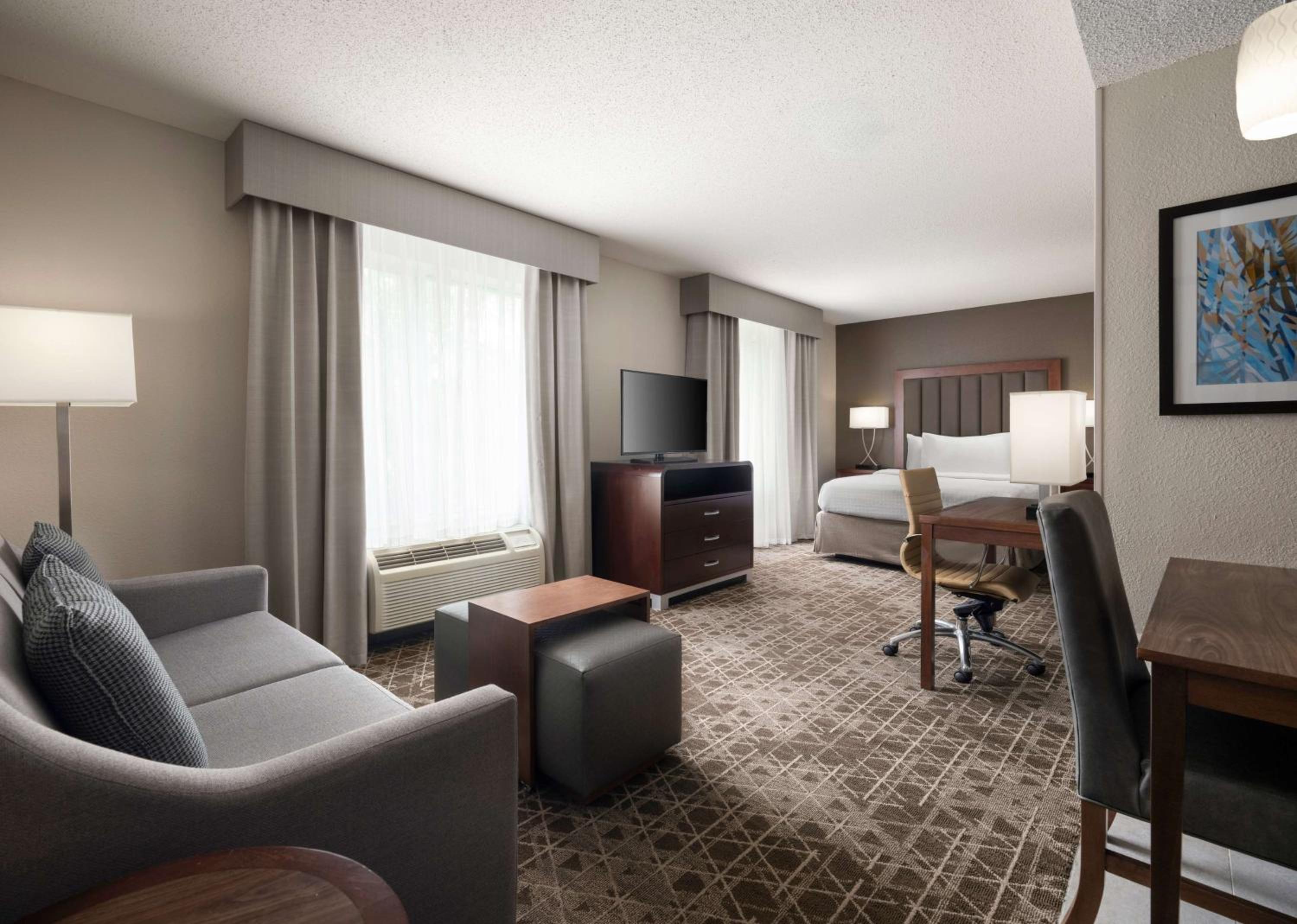 Queen Studio Suite - Photo 3