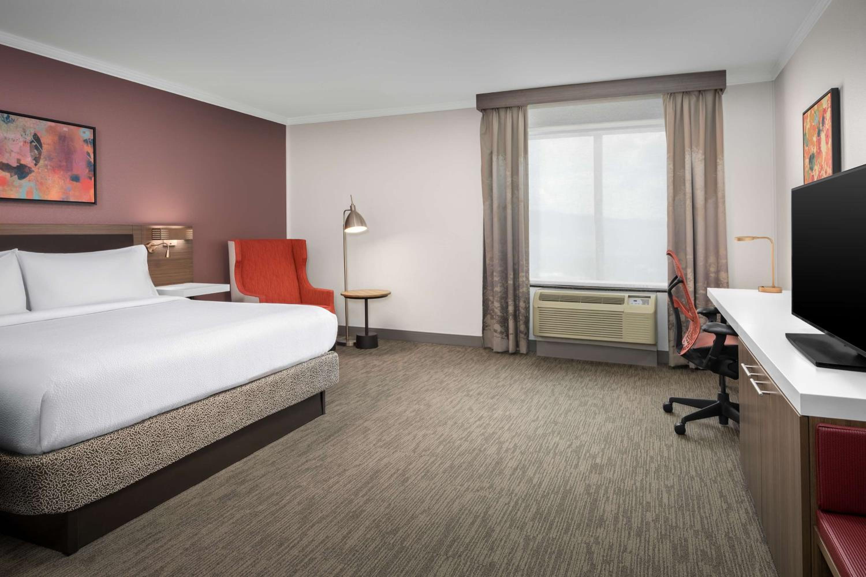 King Room with Accessible Tub - Mobility Access - Photo 1