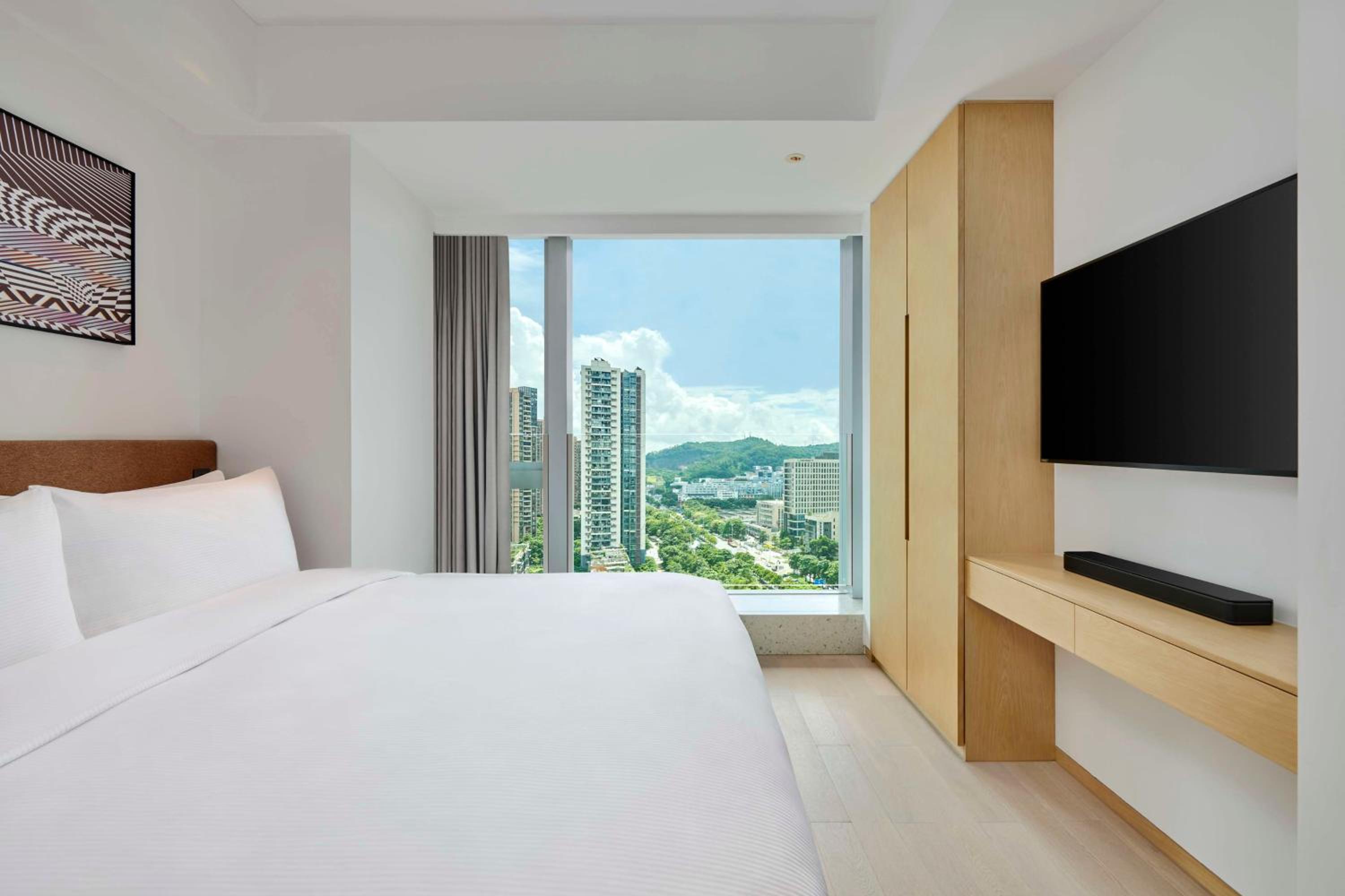 One-Bedroom Deluxe King Suite with Garden View photo 2