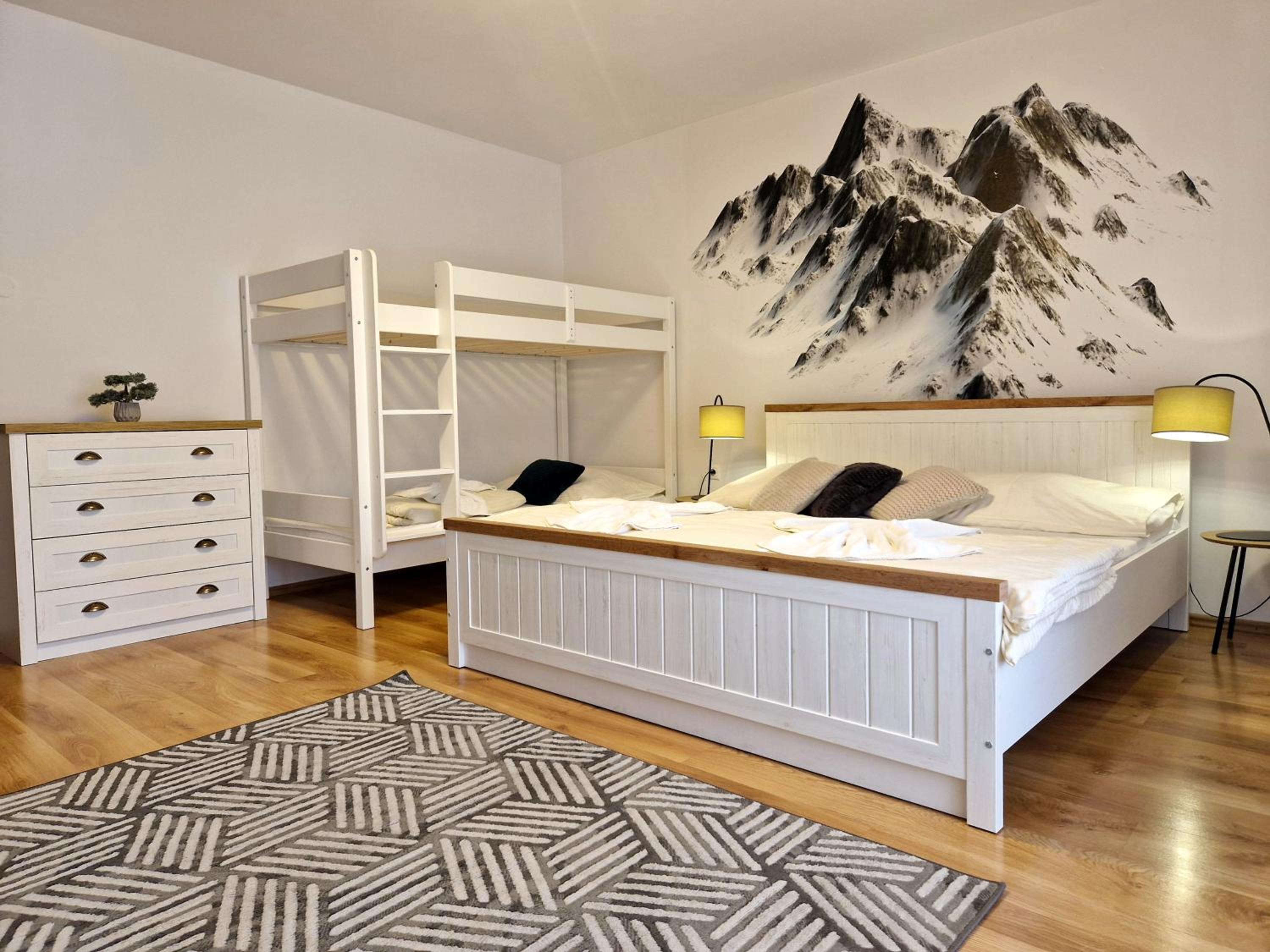 Six-Bedroom House photo 1