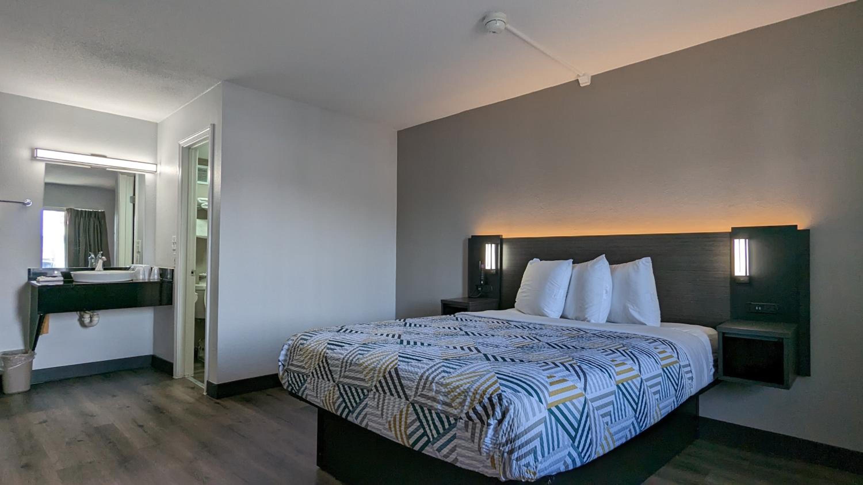 Queen Room photo 3