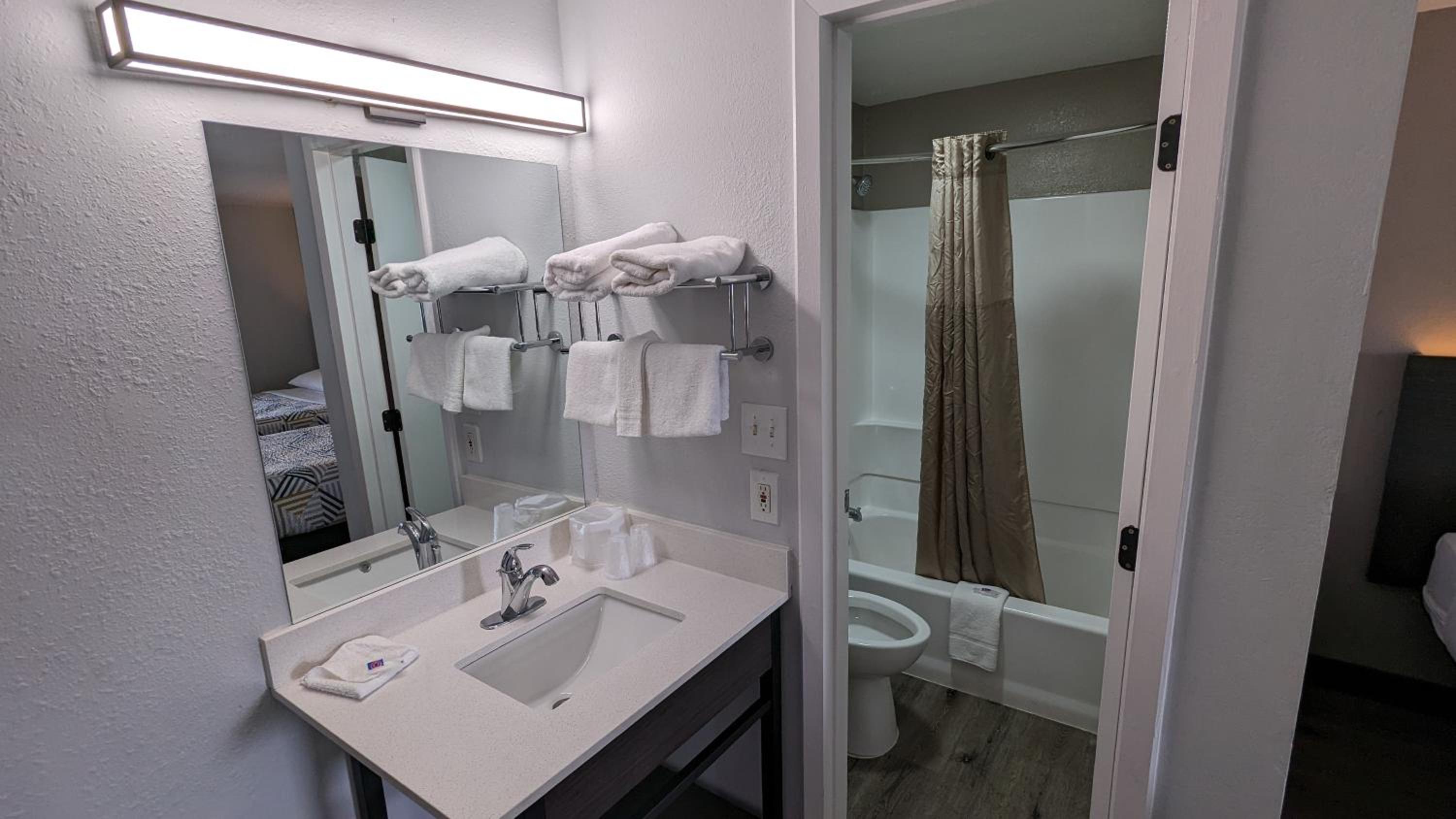 Deluxe Queen Suite - Non-Smoking photo 2