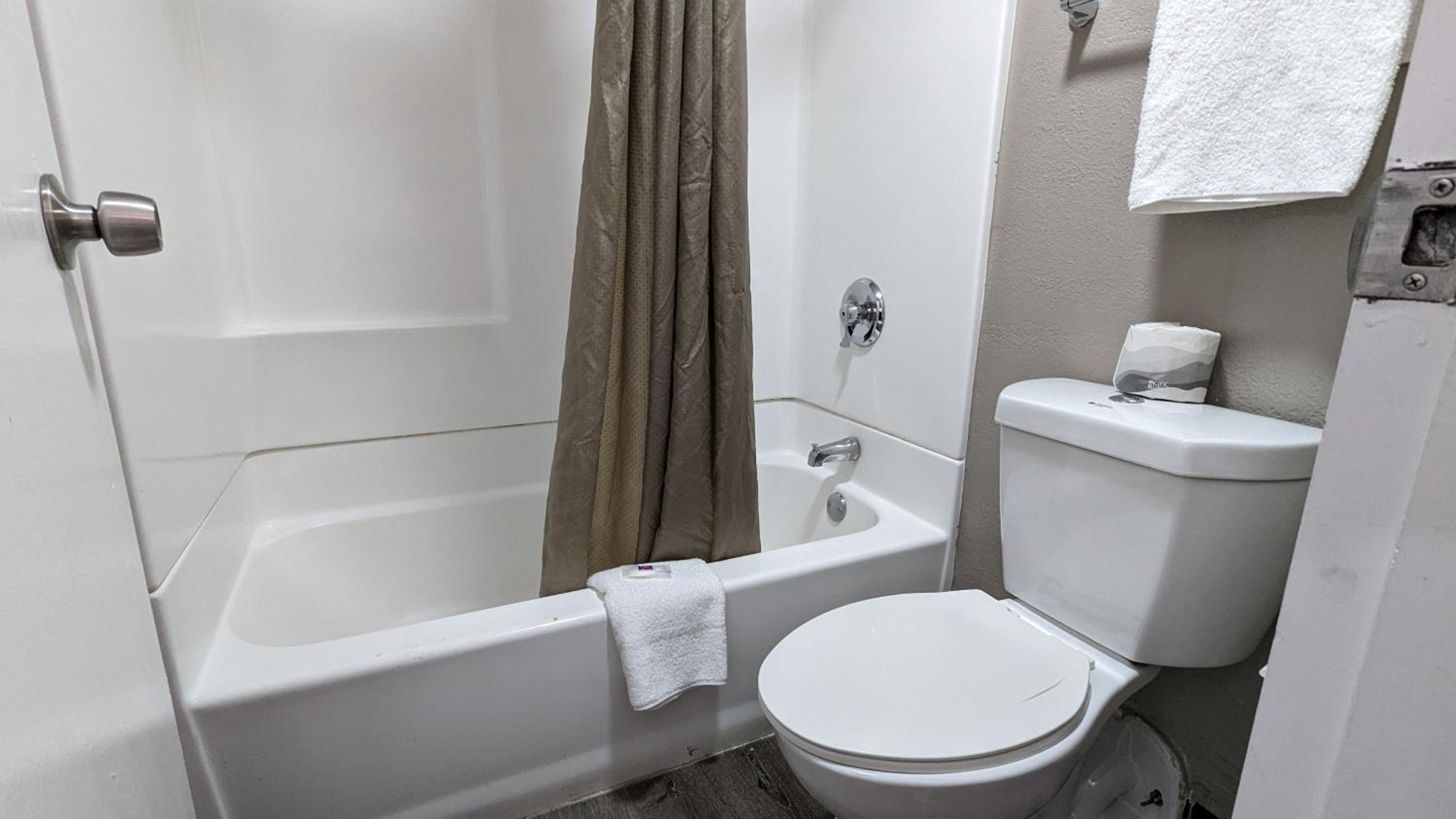 Deluxe Queen Suite - Non-Smoking photo 3