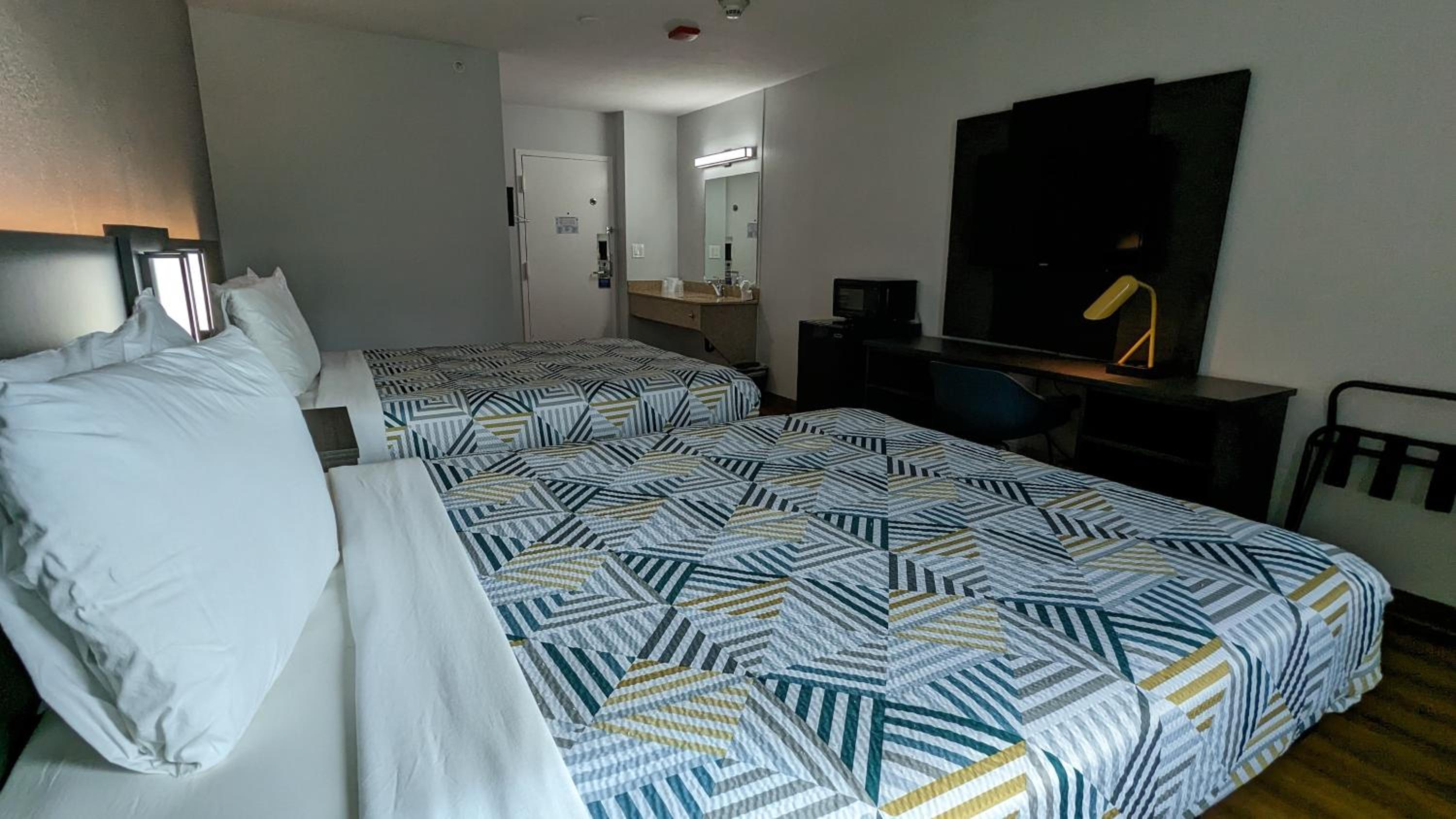 Quadruple Room - Disability Access photo 2