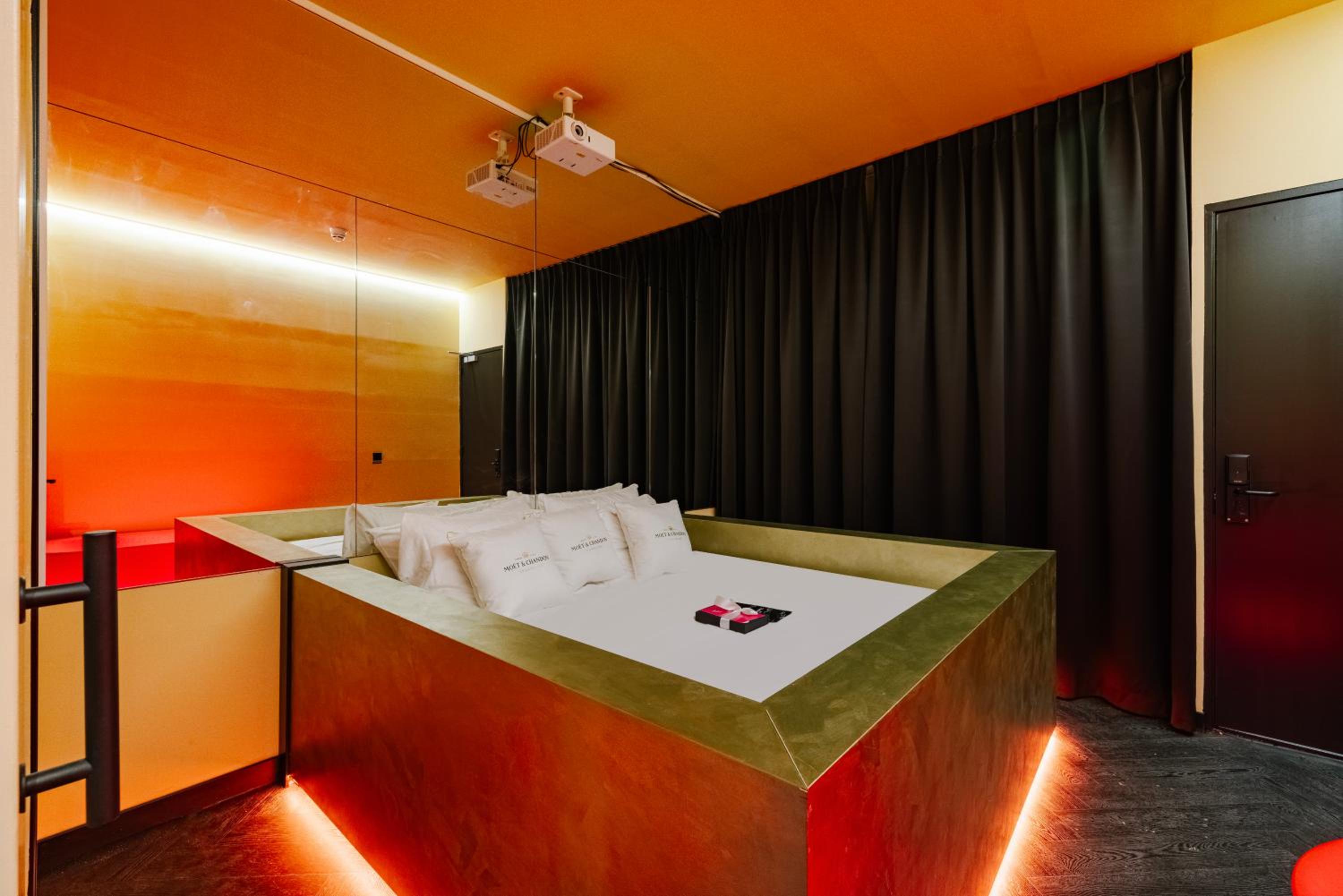 Champagne Suite photo 2