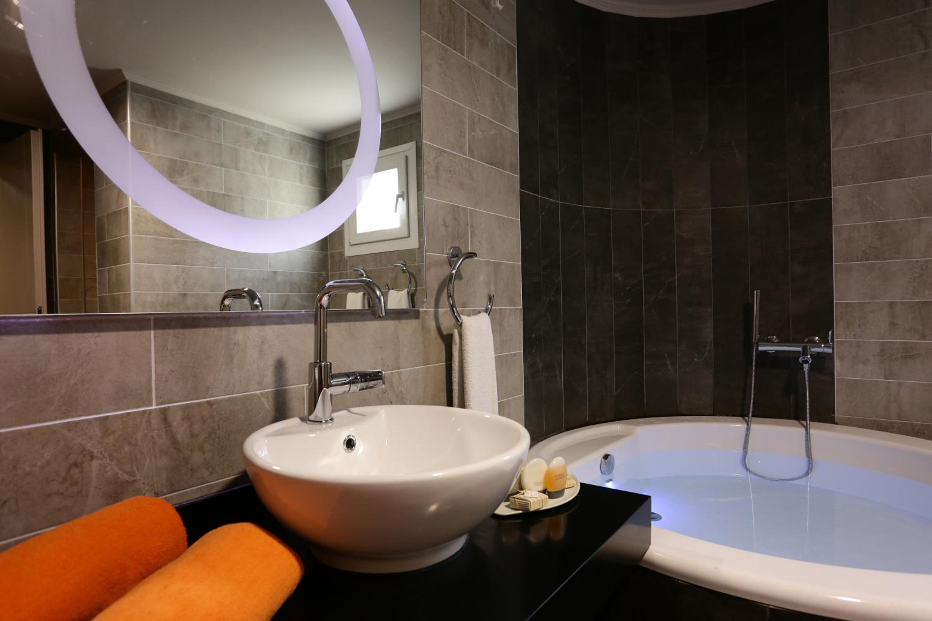 Suite with Private Pool - Photo 7