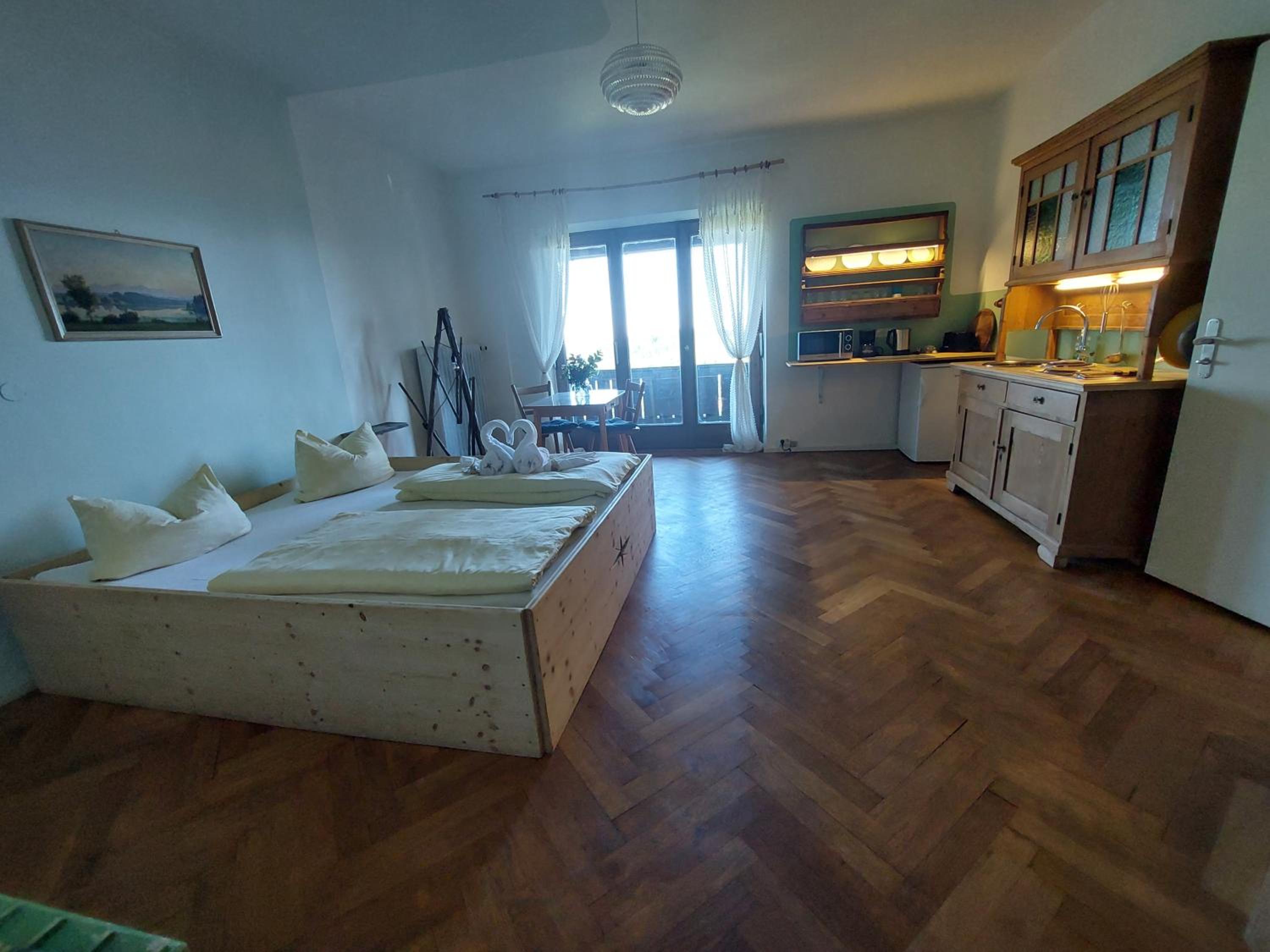 Apartment with Mountain View
