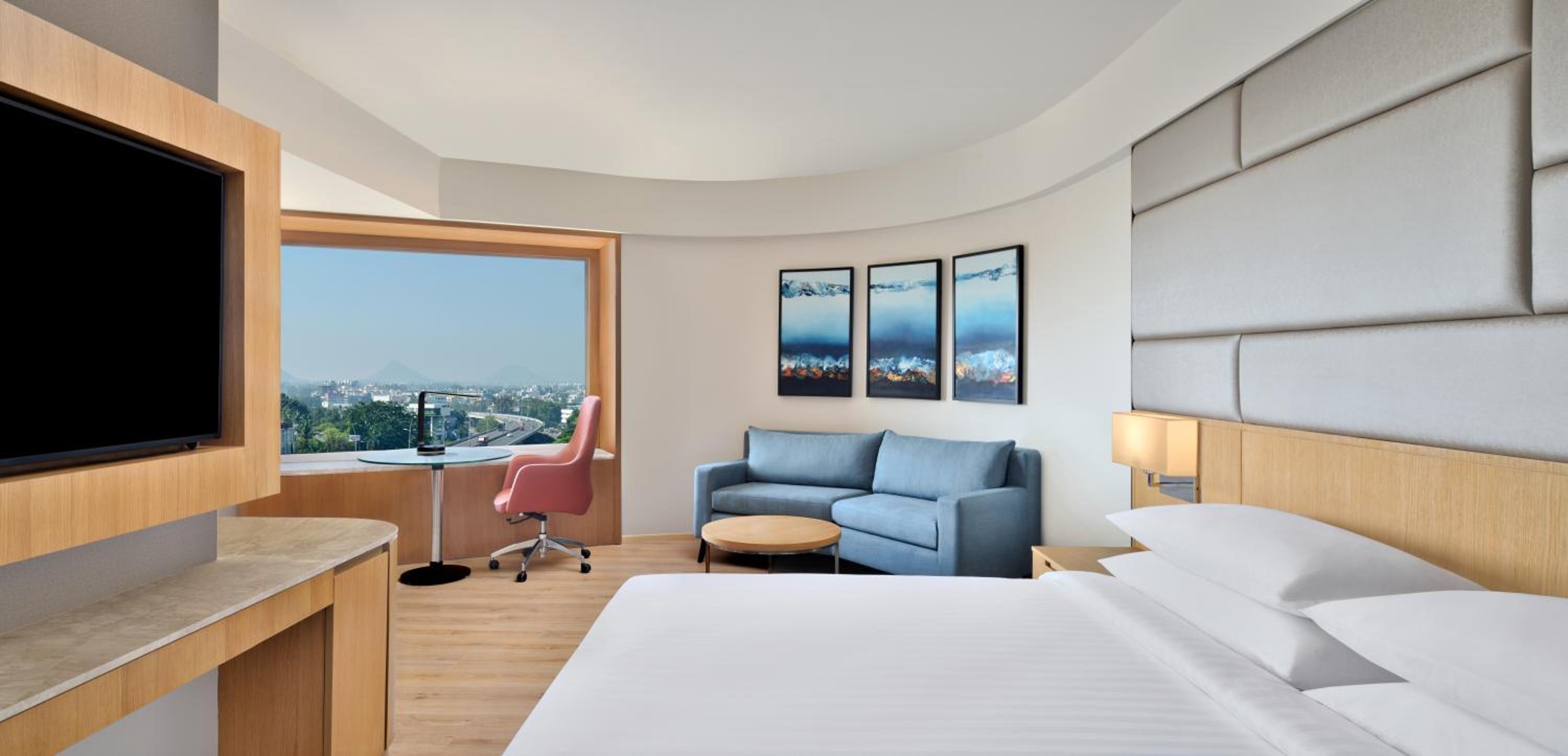 Deluxe Guest room with 1 King and City view Deluxe Guest room with 1 King and City view